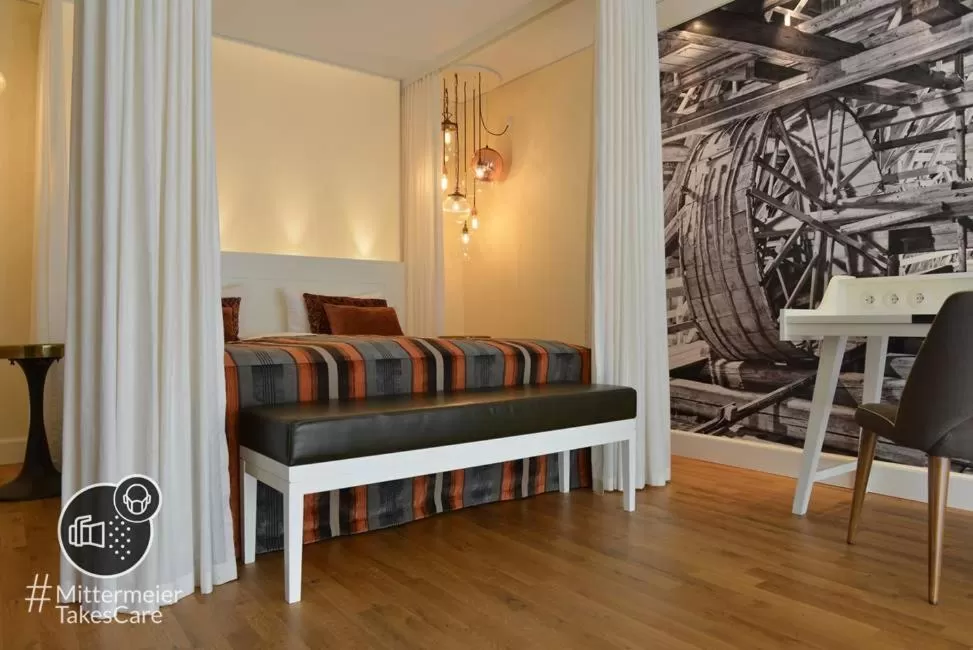 Photo of the whole room, Bed in Villa Mittermeier, Hotellerie & Restaurant