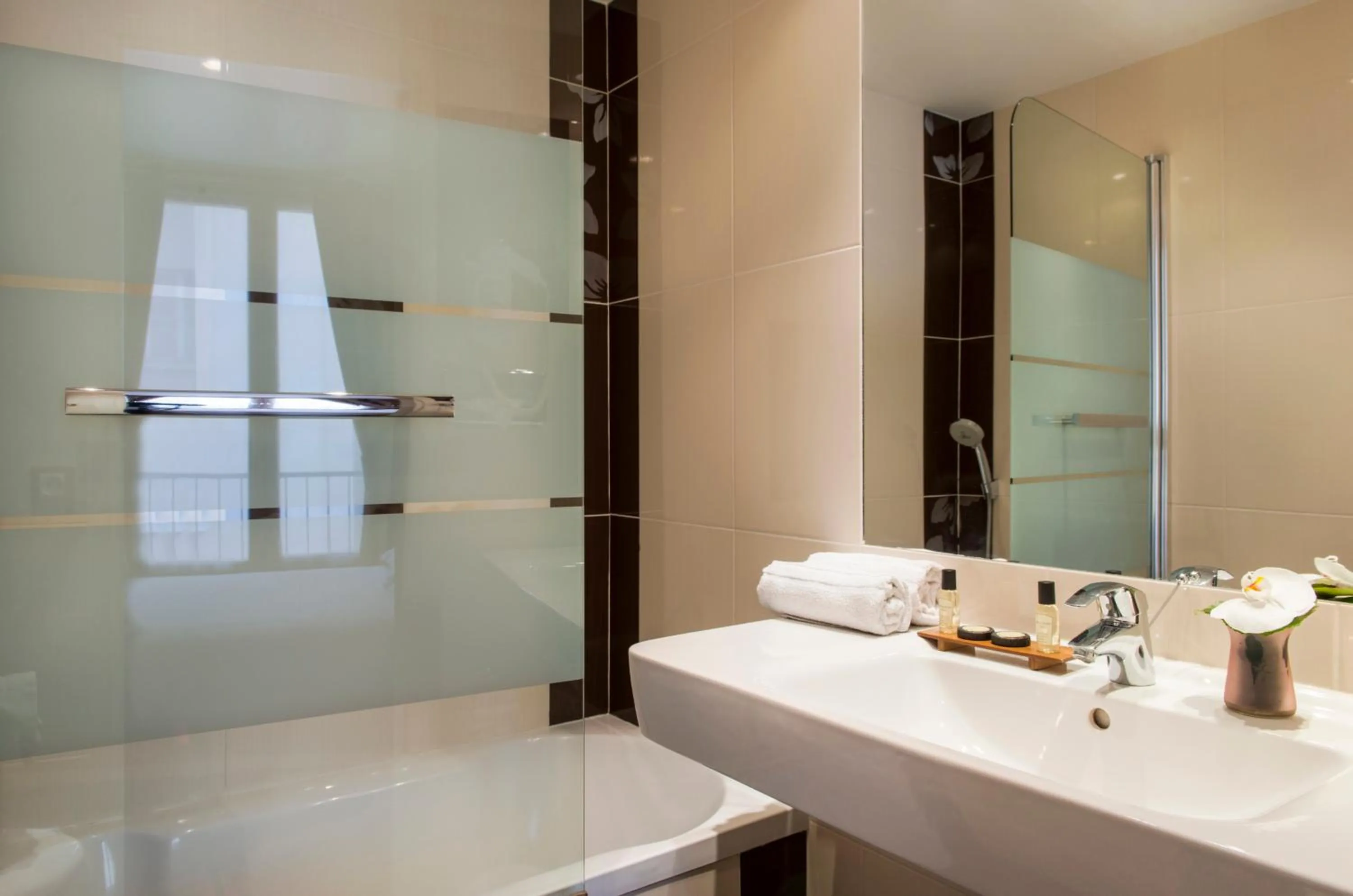 Bathroom in Hôtel du Théâtre by Patrick Hayat