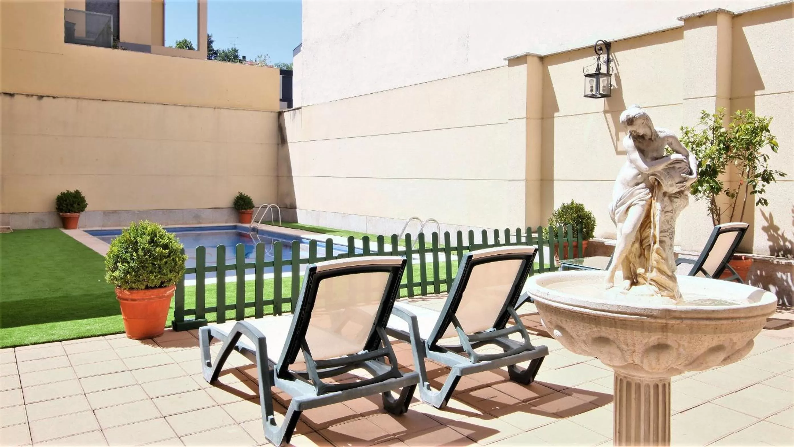 Swimming pool in Hotel Ele Puente Romano de Salamanca