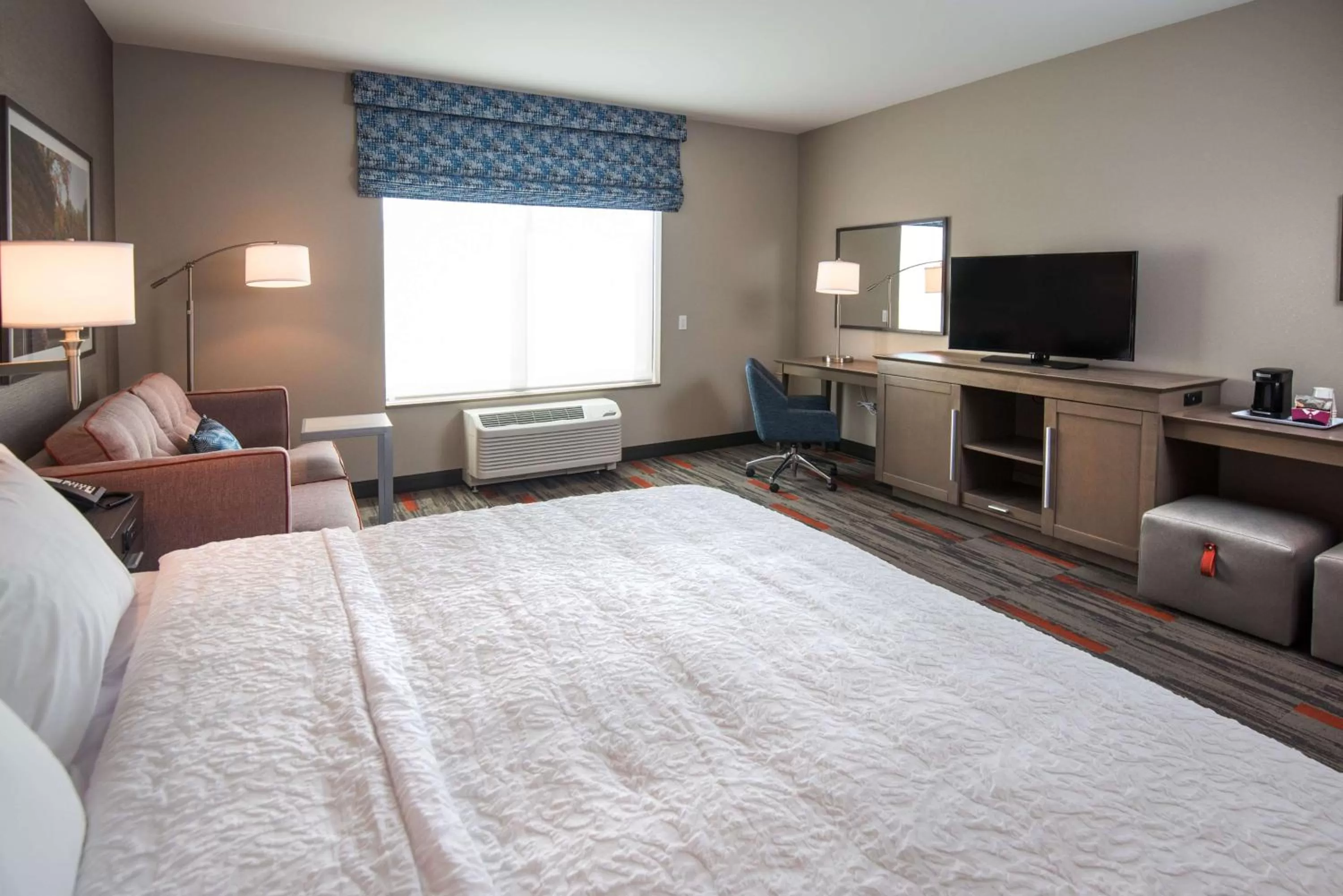 Bed in Hampton Inn and Suites at Wisconsin Dells Lake Delton
