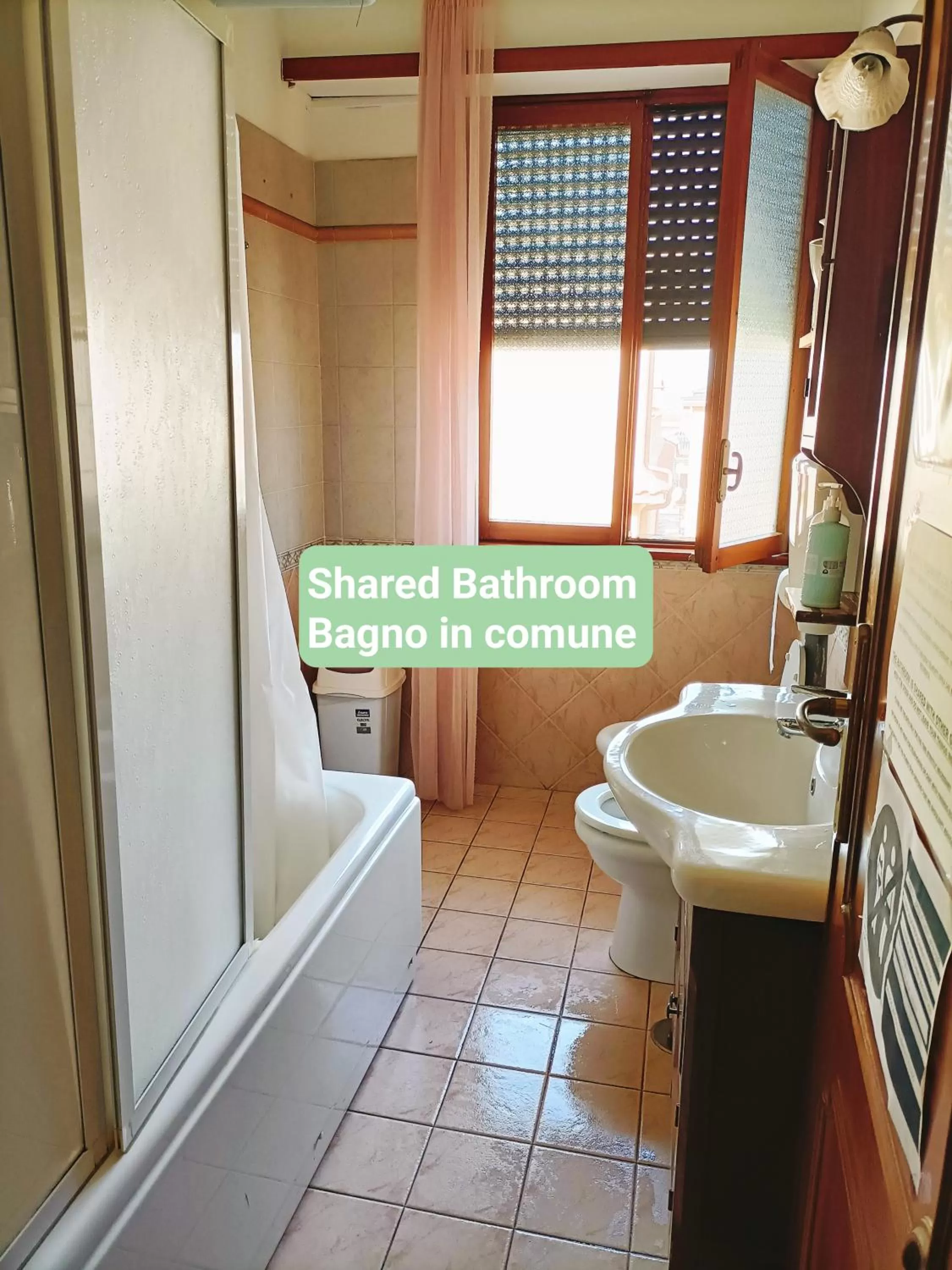 Toilet in La Perla B & B