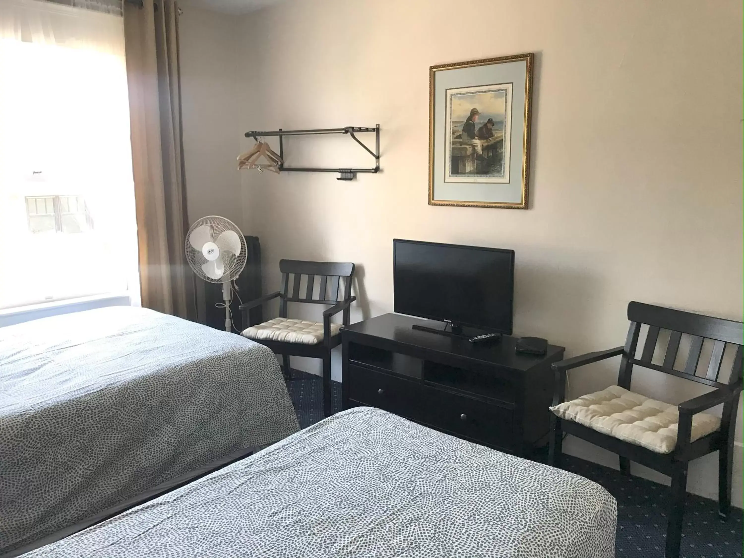 Family Room with Shared Bathroom in Windsor Guest House Family Room with Shared Bathroom in Windsor Guest House