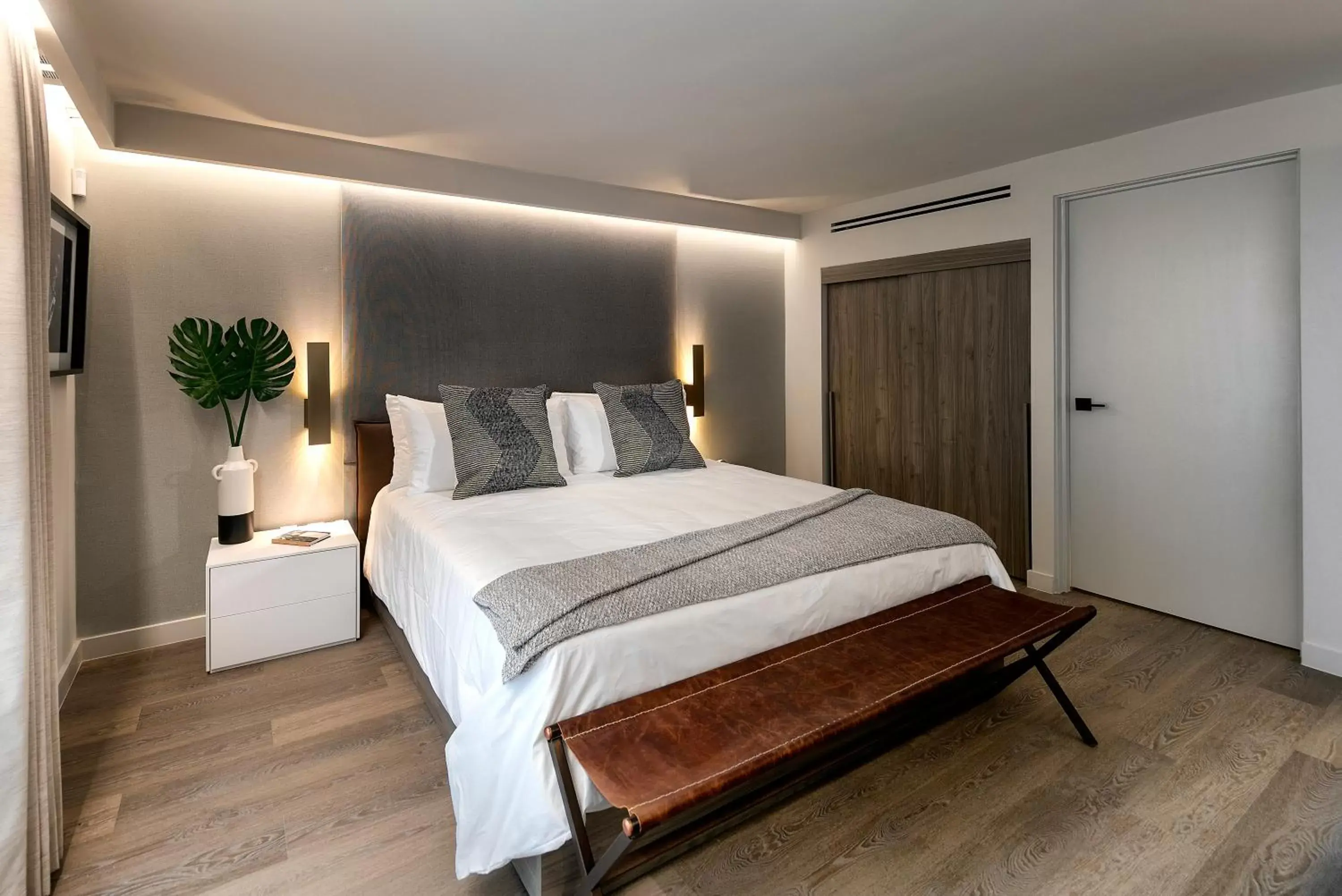 ALL NEW! Pines Signature King in La Jolla Cove Suites ALL NEW! Pines Signature King in La Jolla Cove Suites