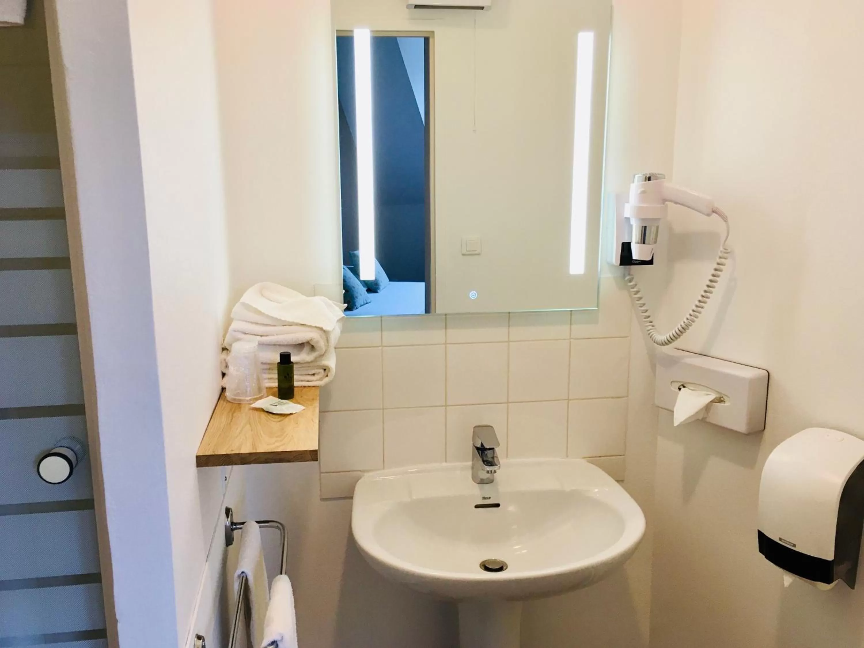 Shower in Logis Hôtels- Hôtel Marguerite d'Anjou Angers château