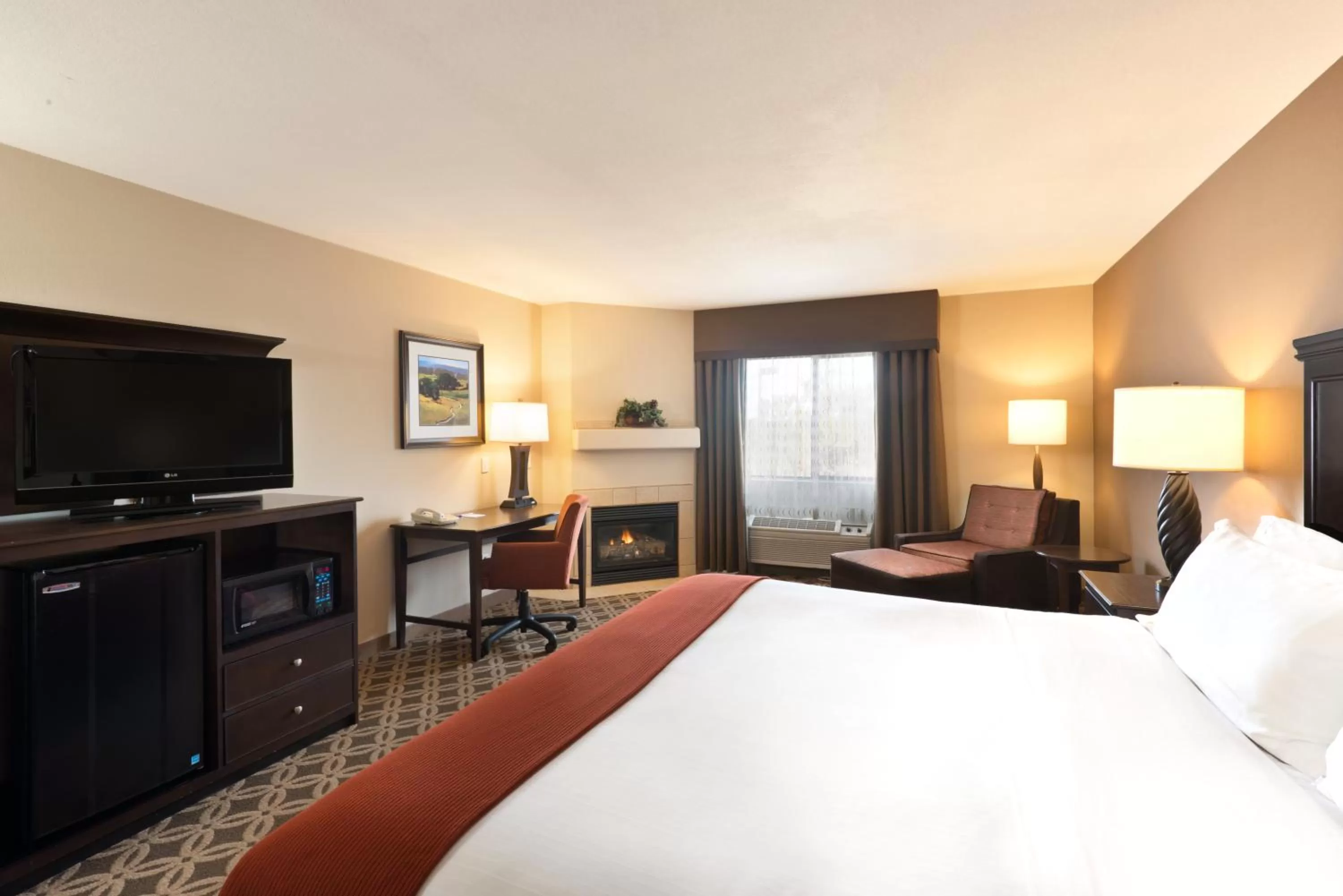 Photo of the whole room, Bed in Holiday Inn Express Show Low by IHG