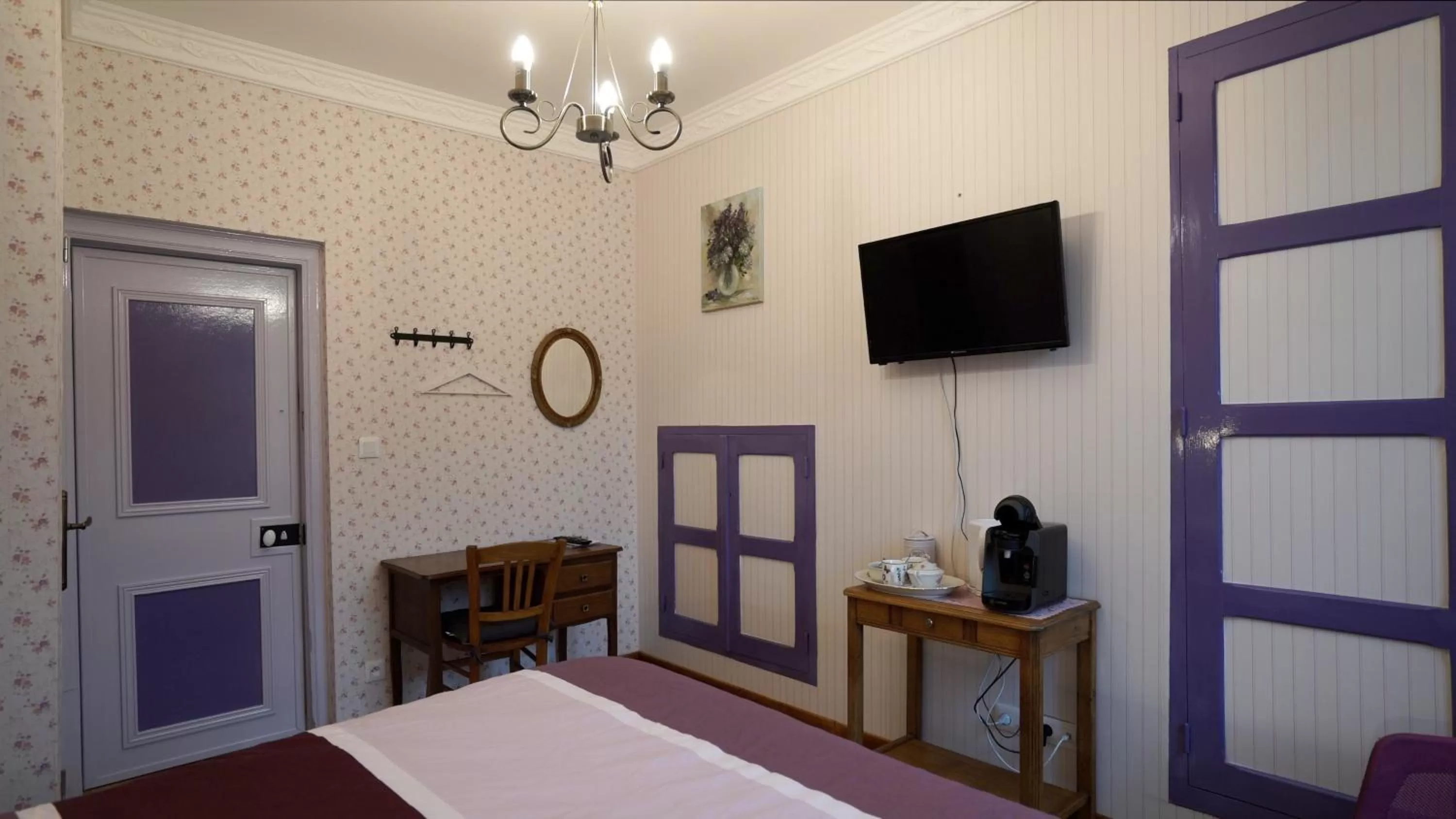 Coffee/tea facilities, TV/Entertainment Center in Au Chapitre