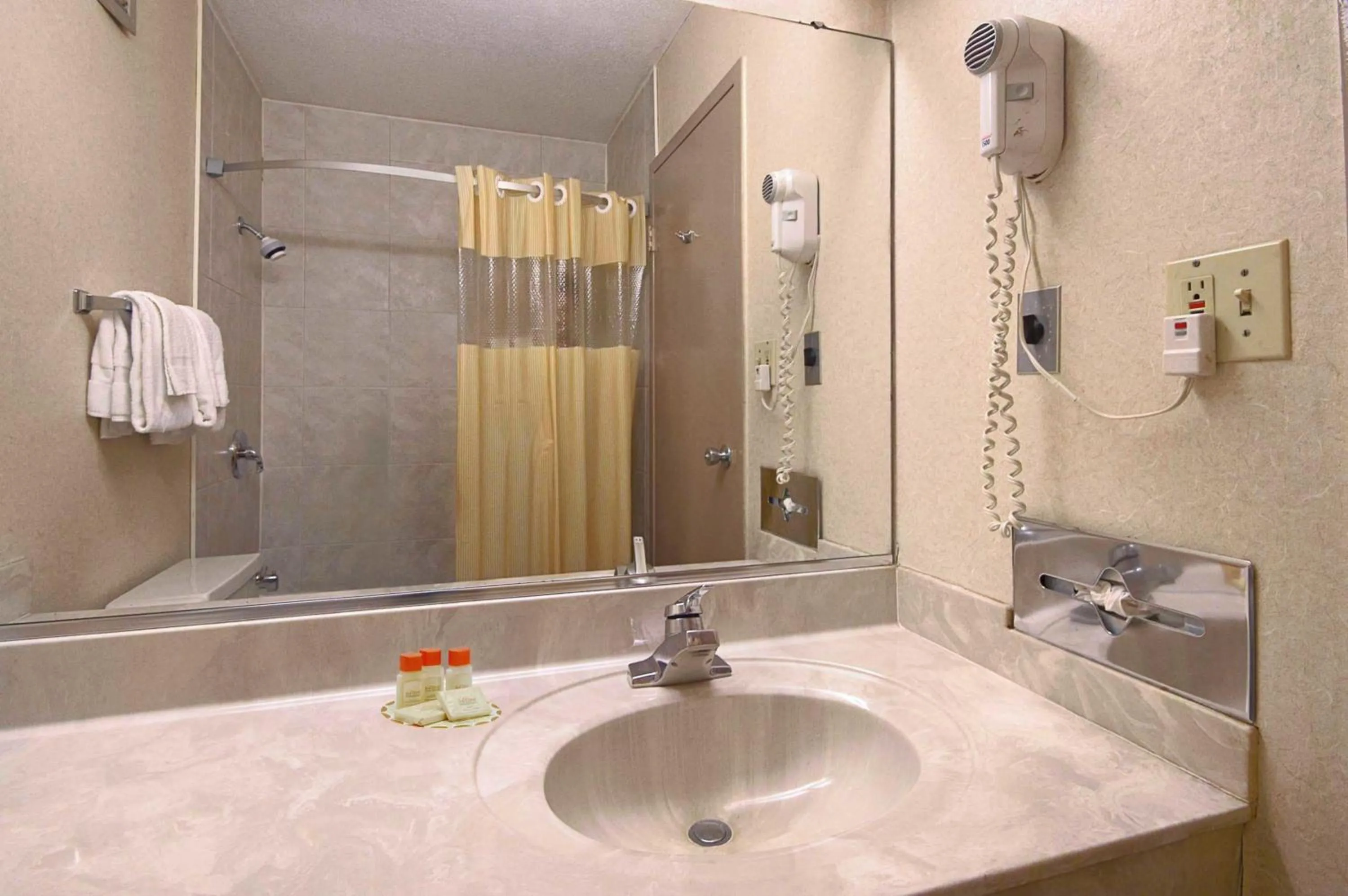 Standard King Room - Smoking in Columbus Grand Hotel & Banquet Center