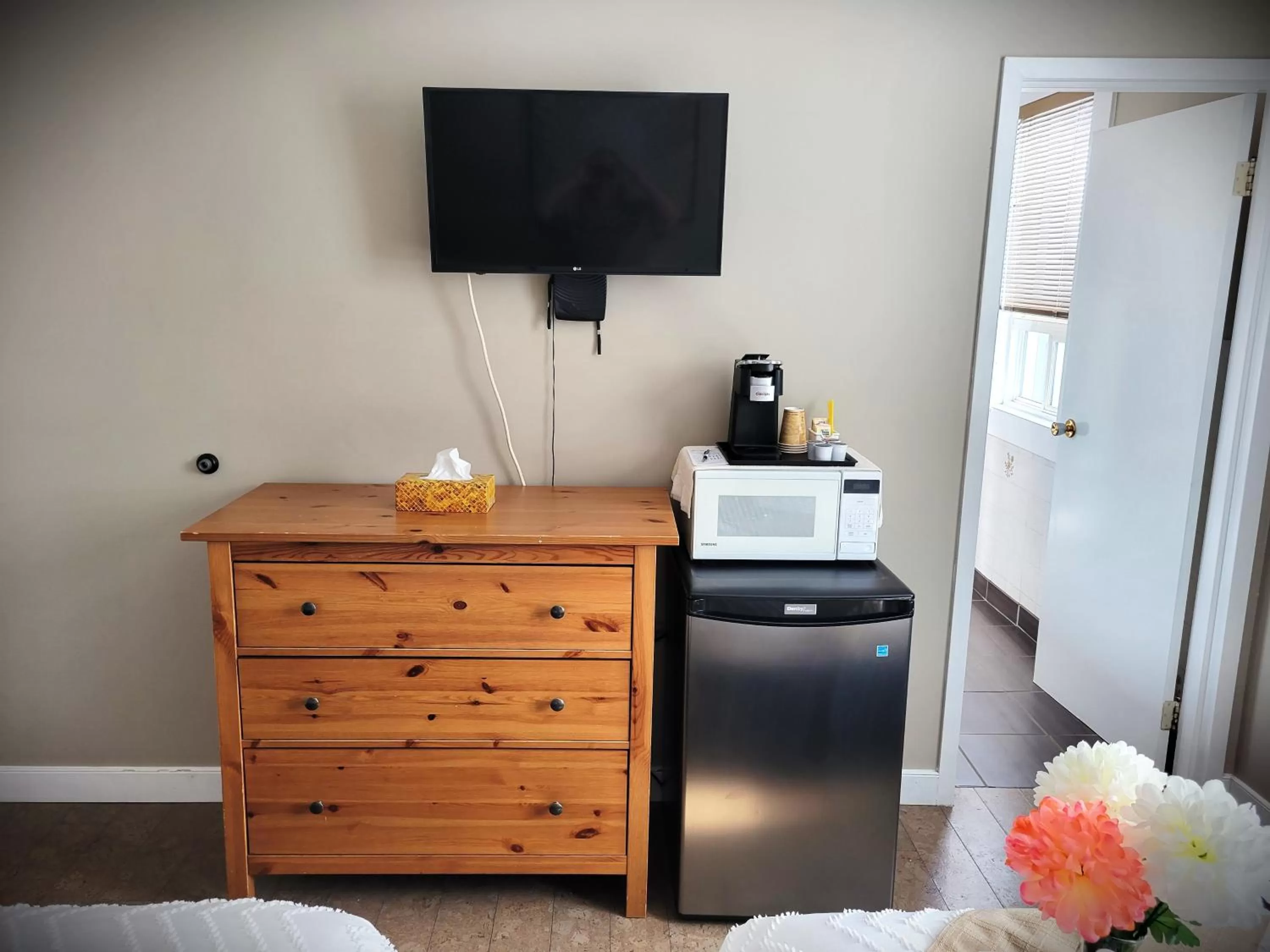 Bed, TV/Entertainment Center in Royal Duke Hotel