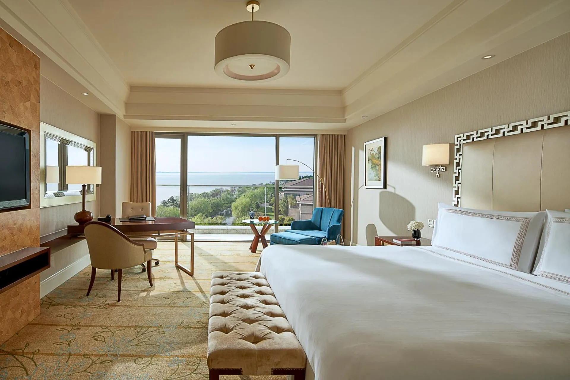 Property building, Bed in Fairmont Yangcheng Lake