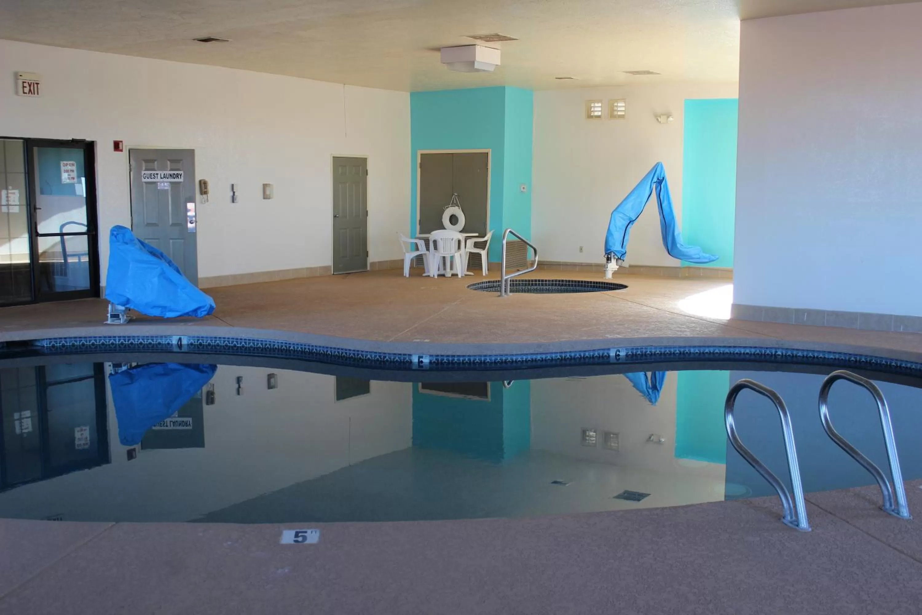Swimming pool in Howard Johnson by Wyndham Holbrook