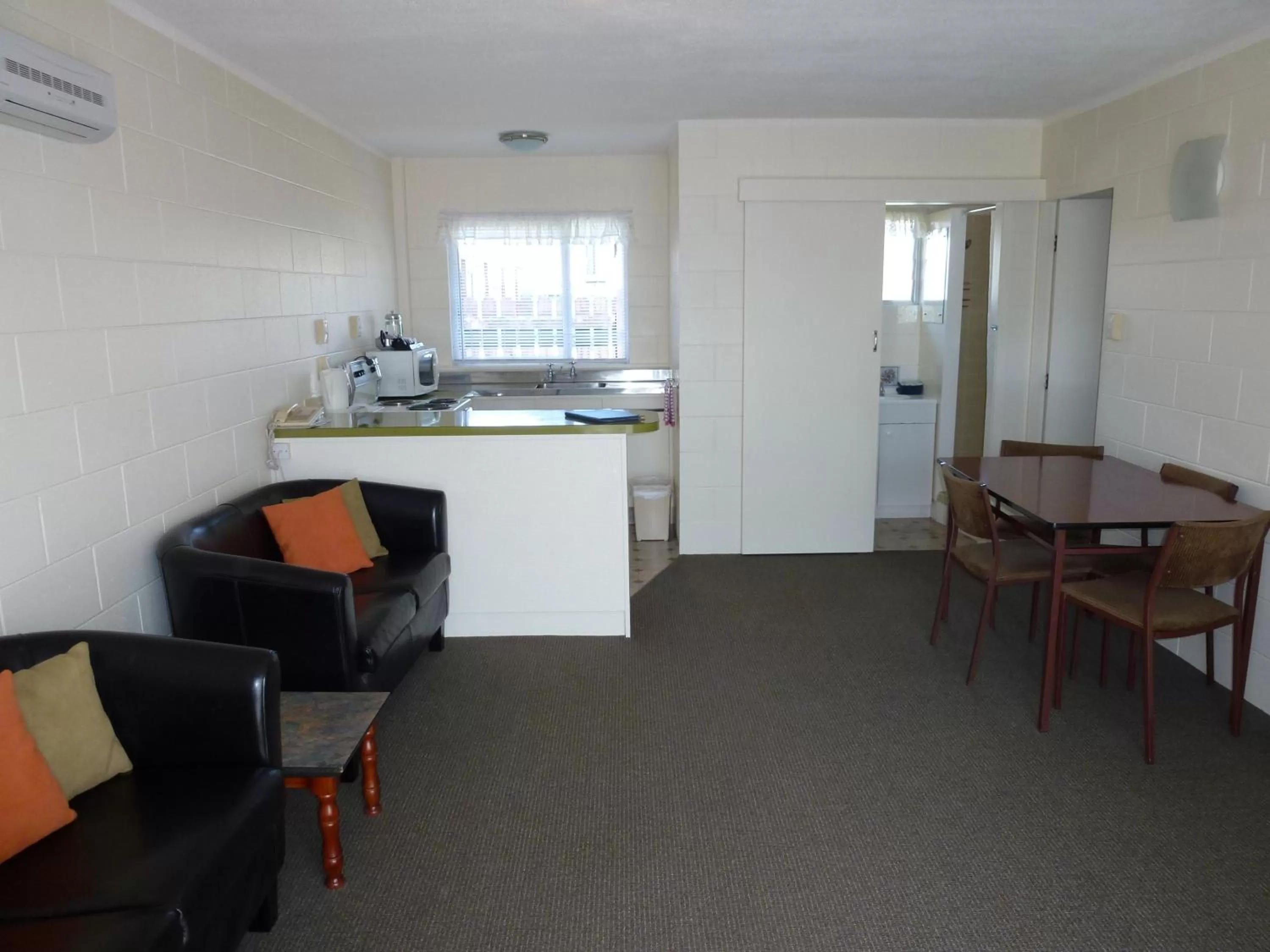 Photo of the whole room, Kitchen/Kitchenette in Mana-Nui Motel