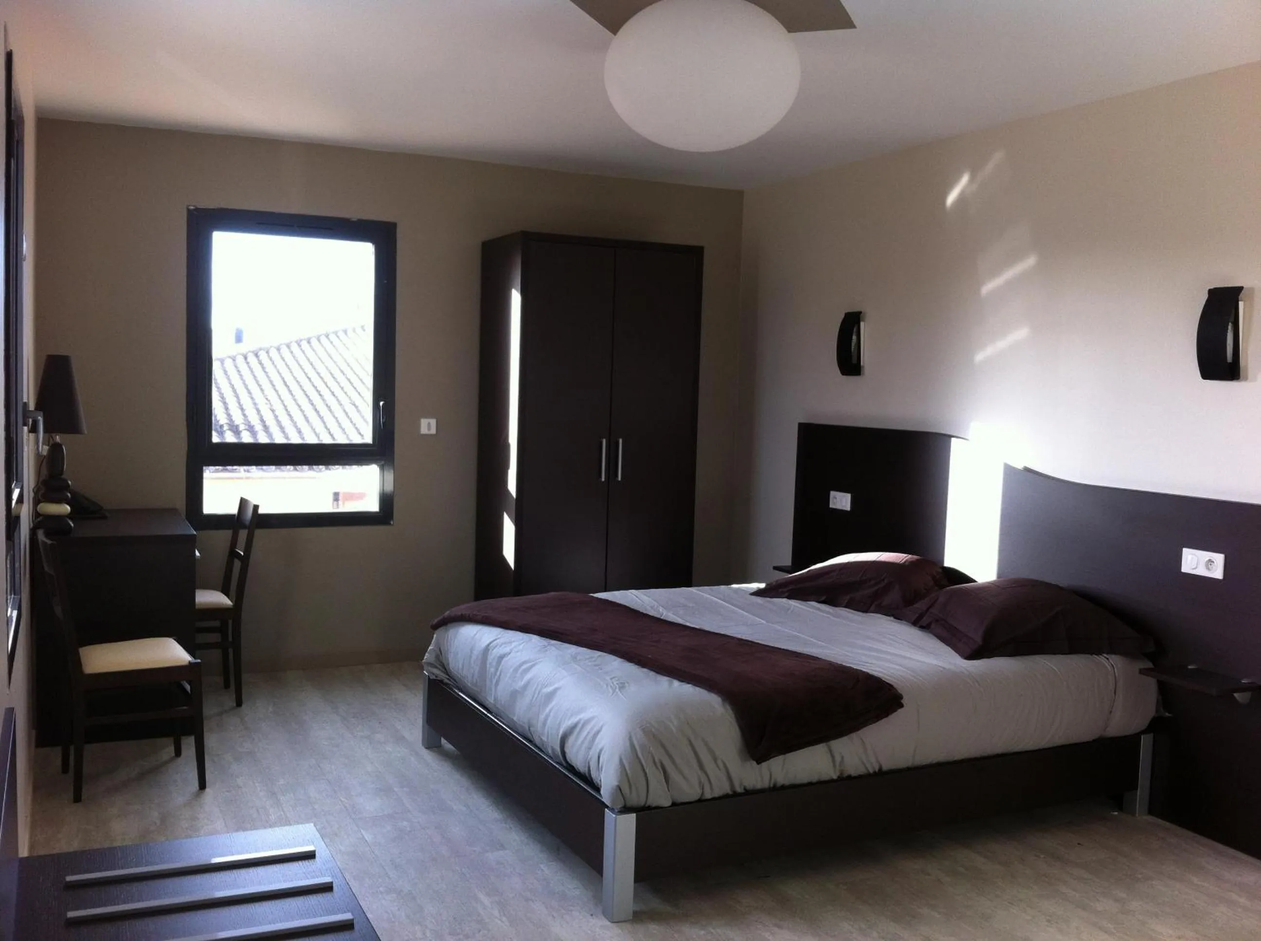 Photo of the whole room, Bed in The Originals City, Hôtel des Arts, Montauban