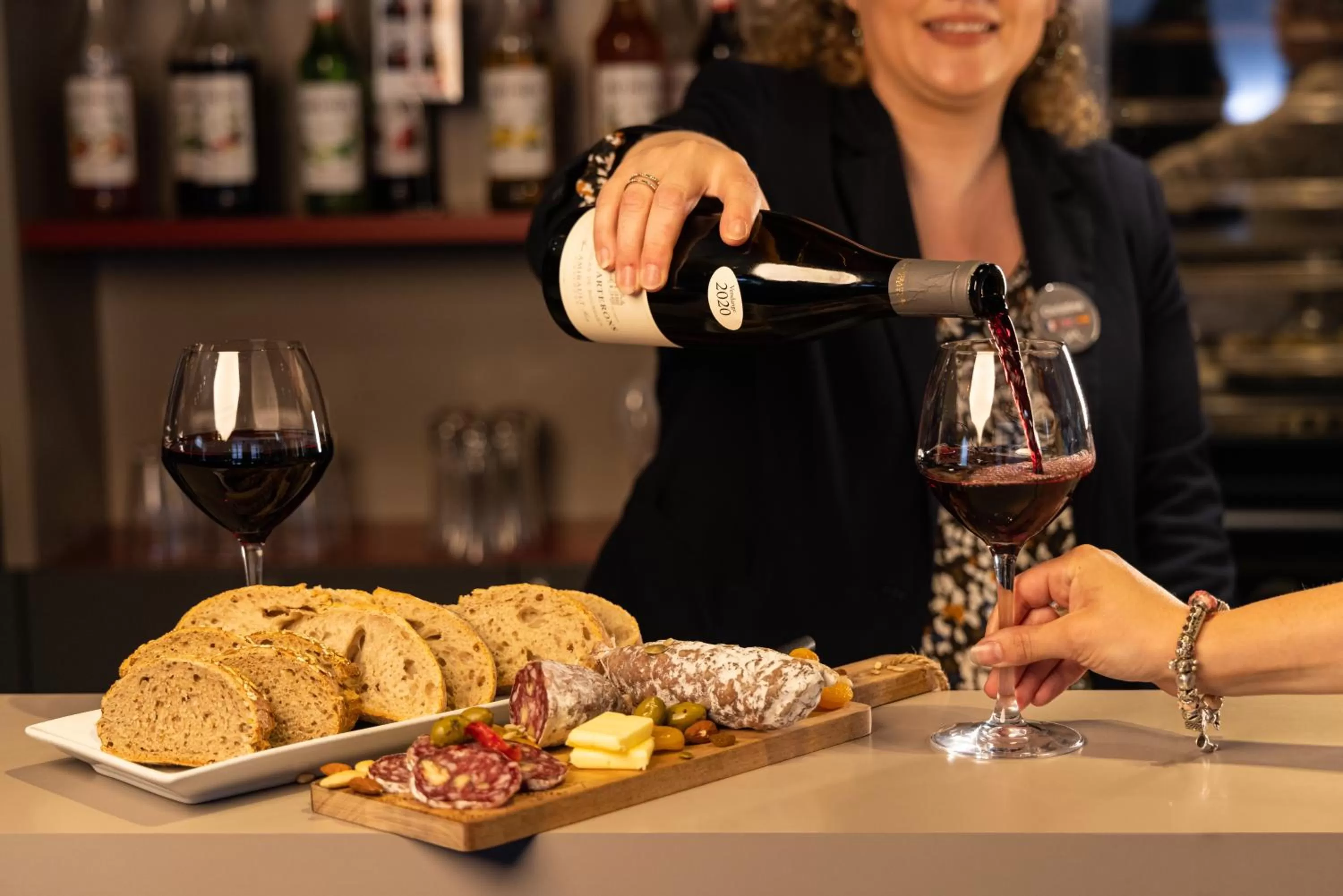 Lounge or bar in Mercure Tours Nord