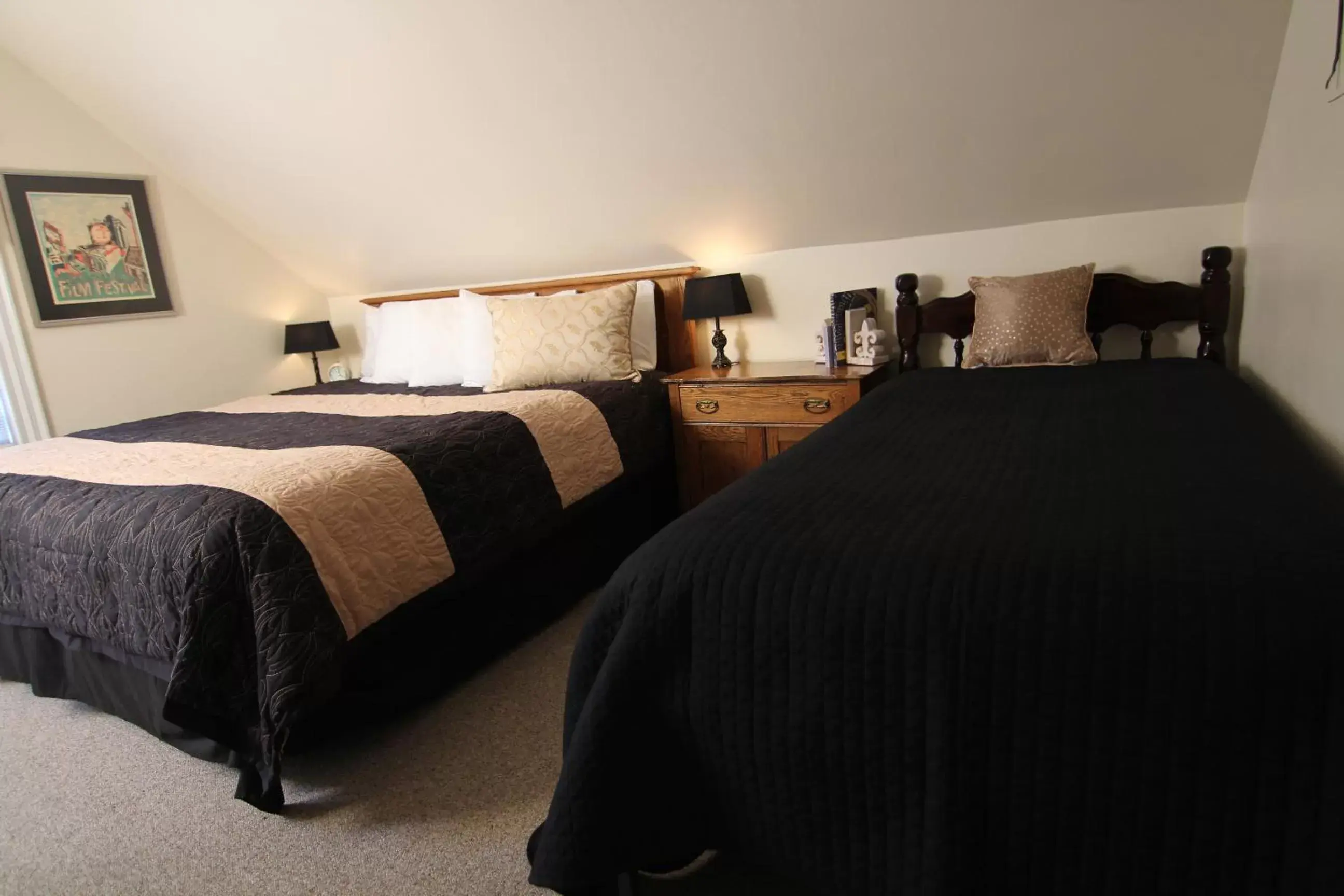 King and Twin Room - New Orleans Room in Kendall Tavern Inn Bed and Breakfast King and Twin Room - New Orleans Room in Kendall Tavern Inn Bed and Breakfast