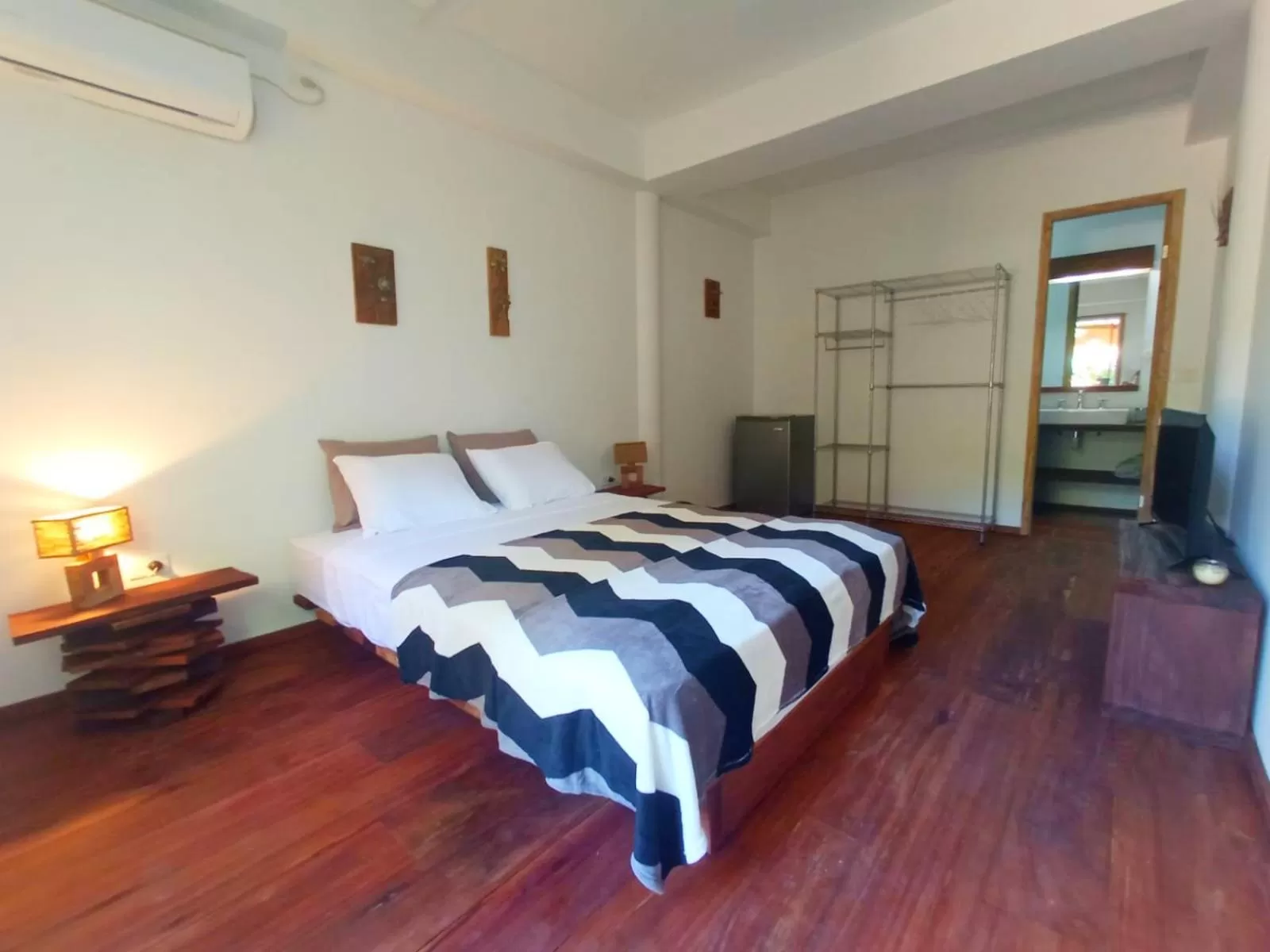 Bed in La Luciernaga Big Creek