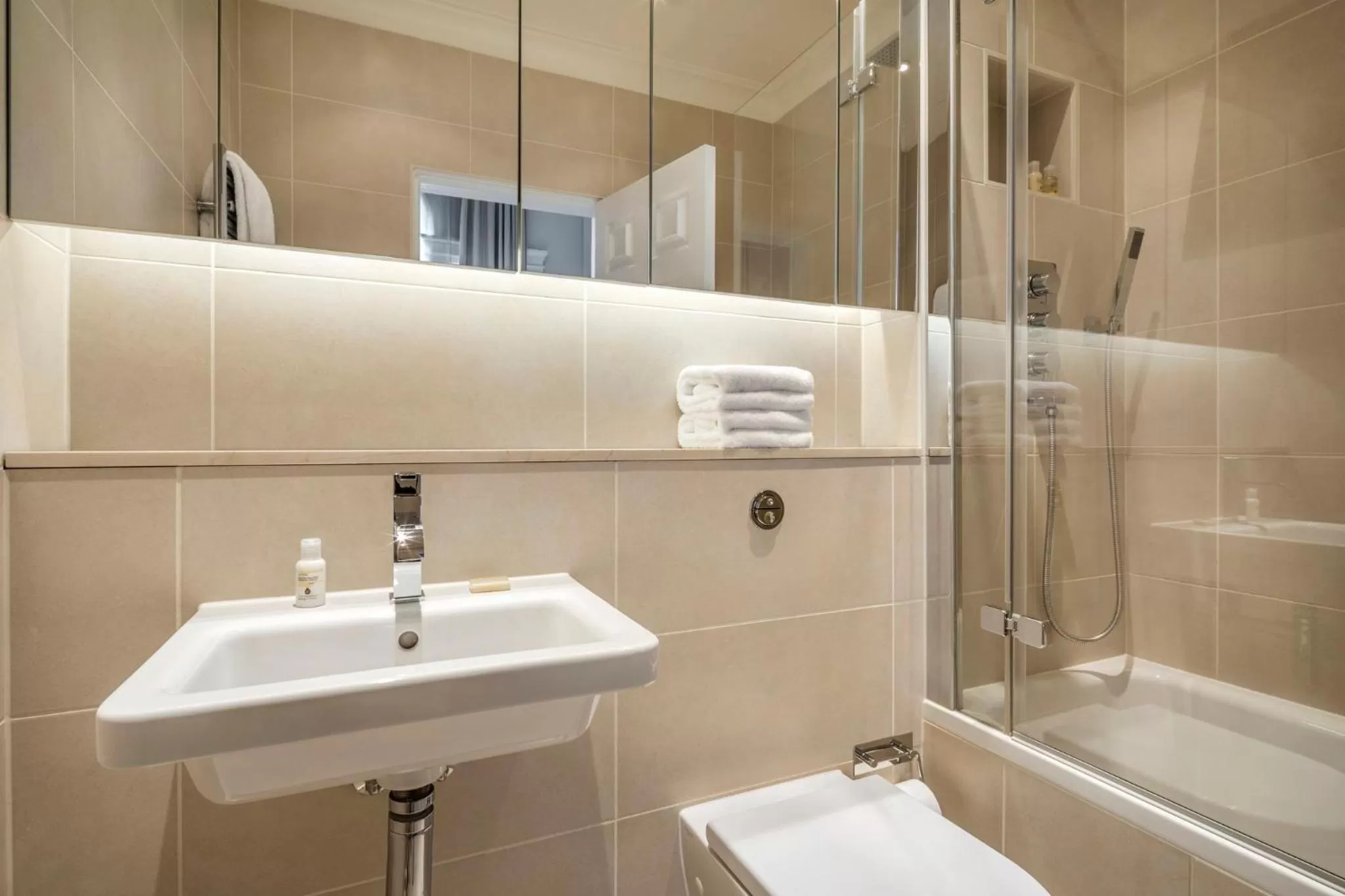 Photo of the whole room in COMO Metropolitan London