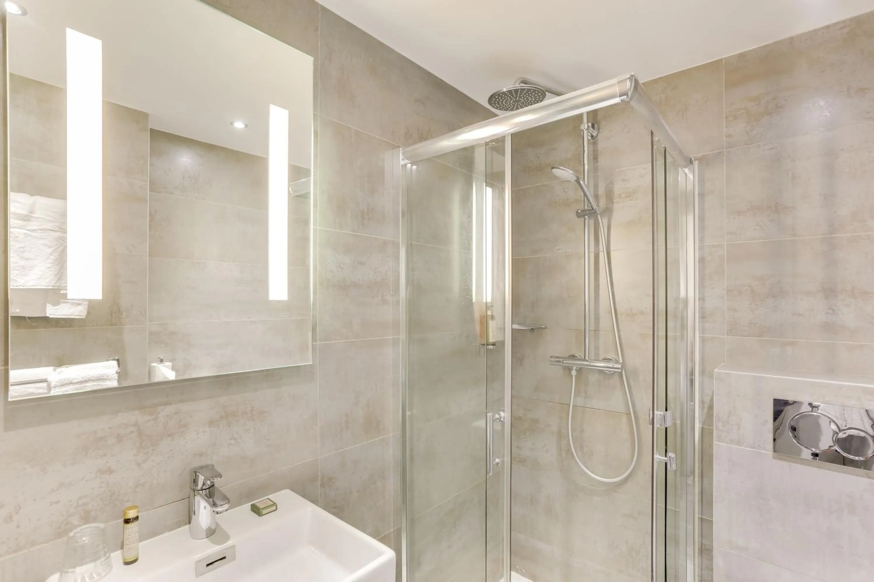 Bathroom in Hôtel Louvre Richelieu