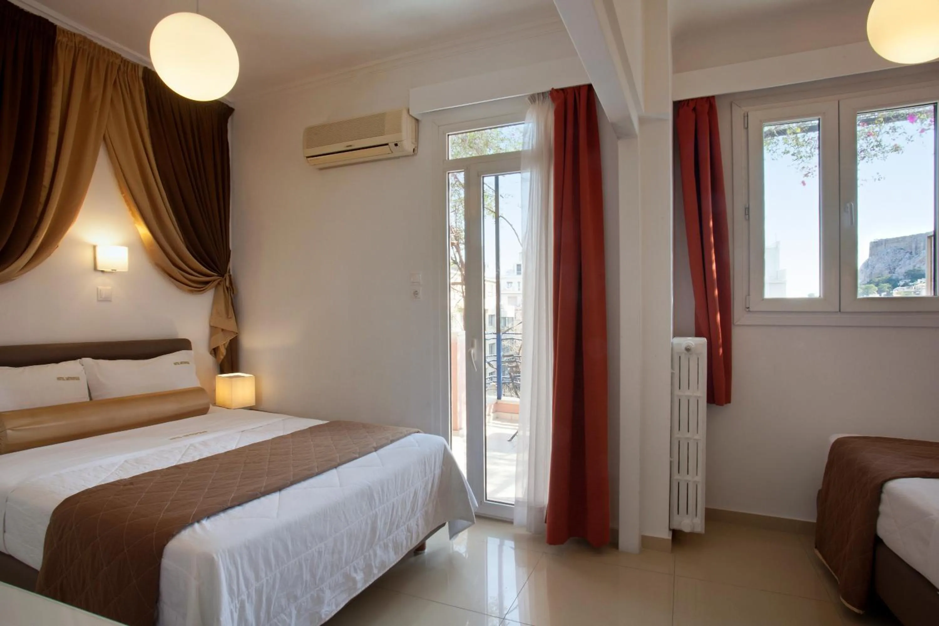 Bed in Metropolis Hotel