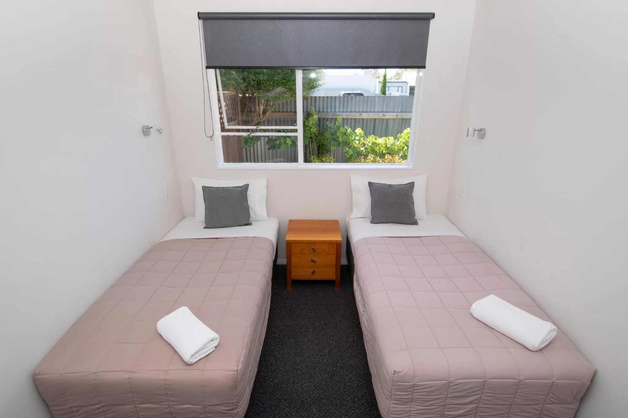 Bedroom, Bed in Middle Park Motel