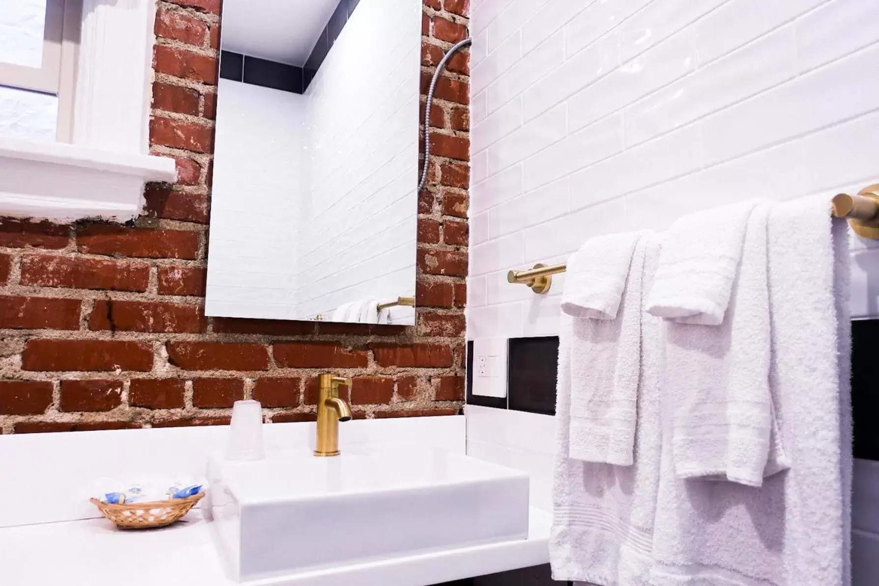 Deluxe King Room in H by H Hospitality Deluxe King Room in H by H Hospitality