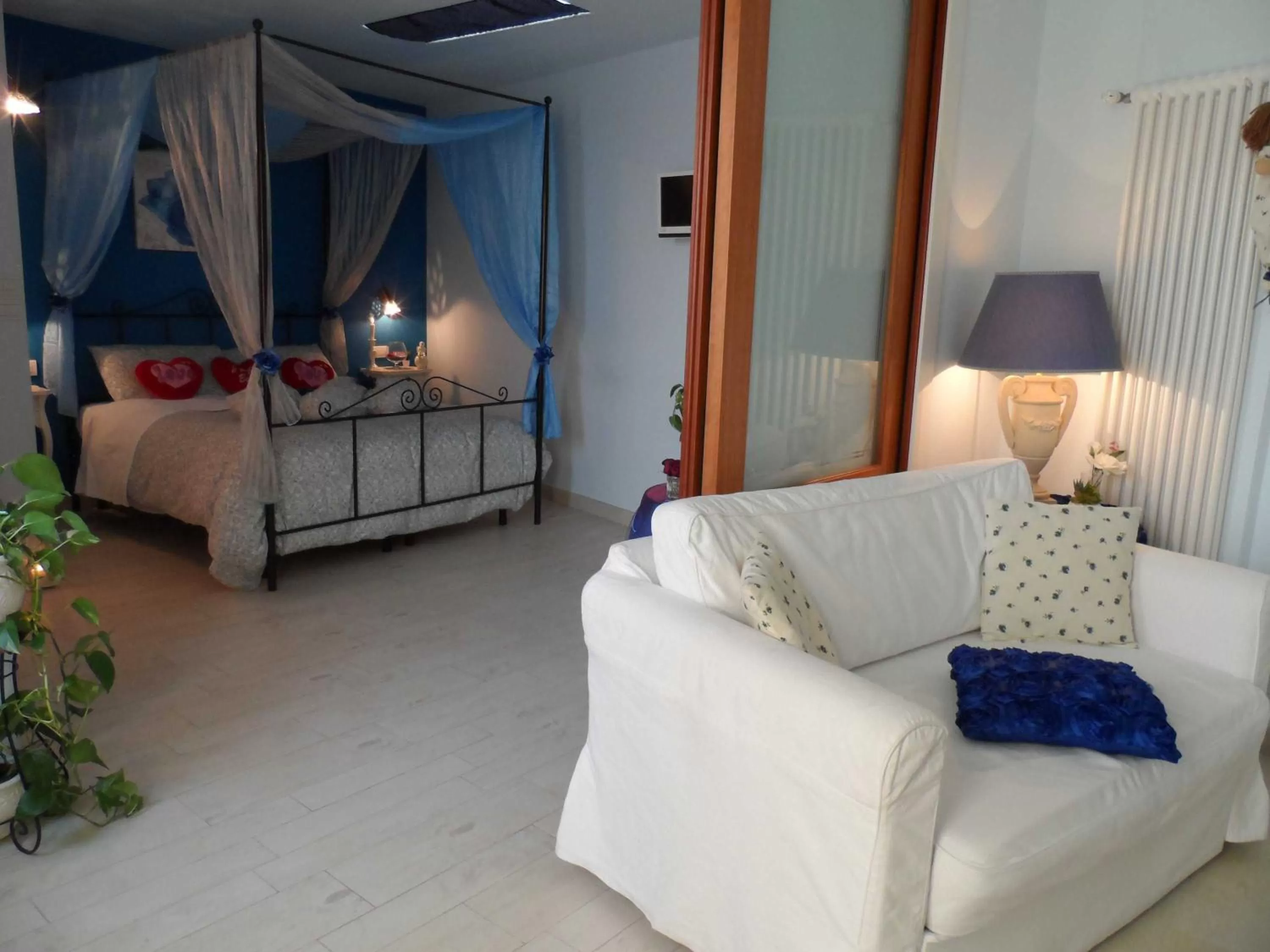 Photo of the whole room, Bed in Beb Petali Rosa