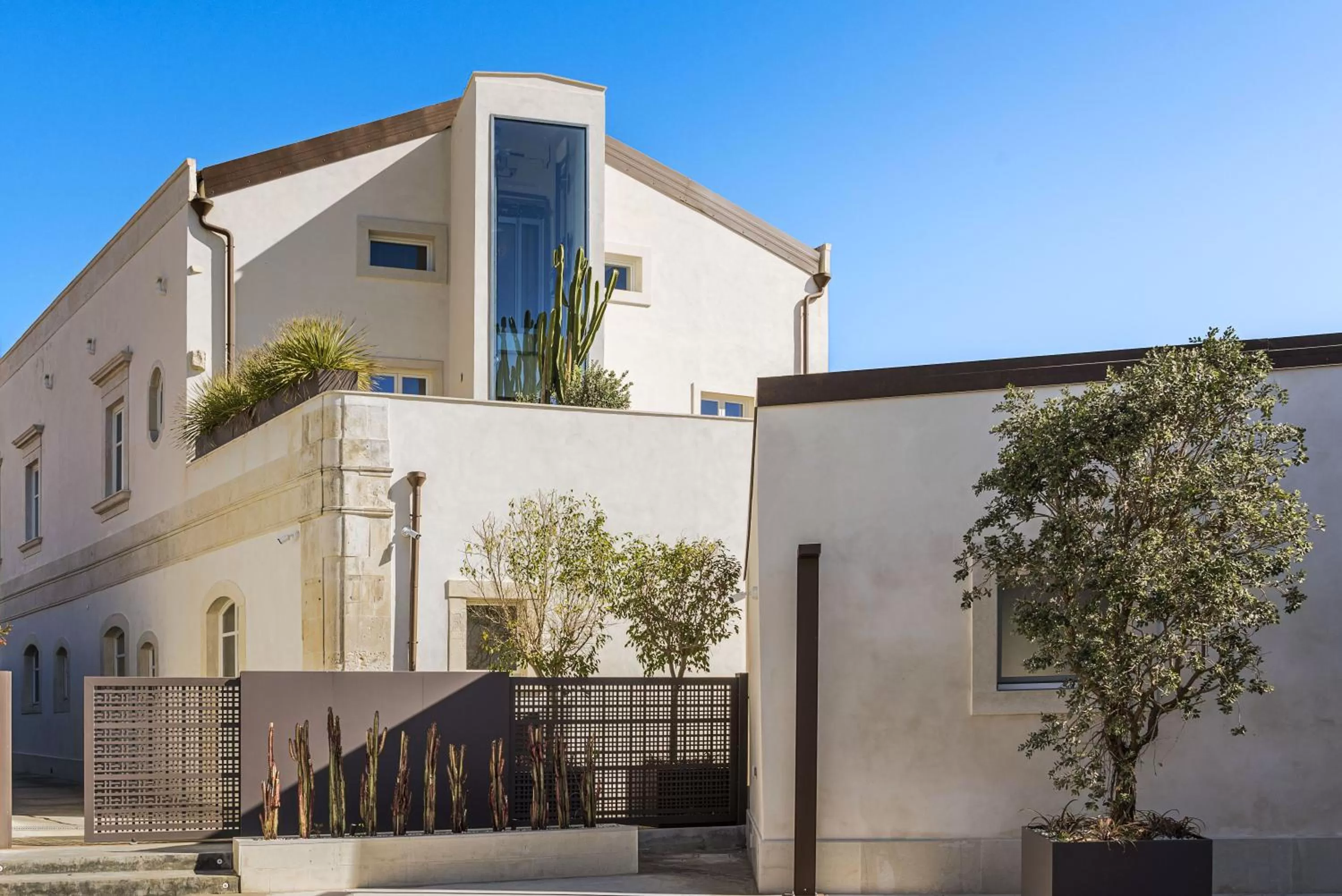 Property building in Byssus Suites