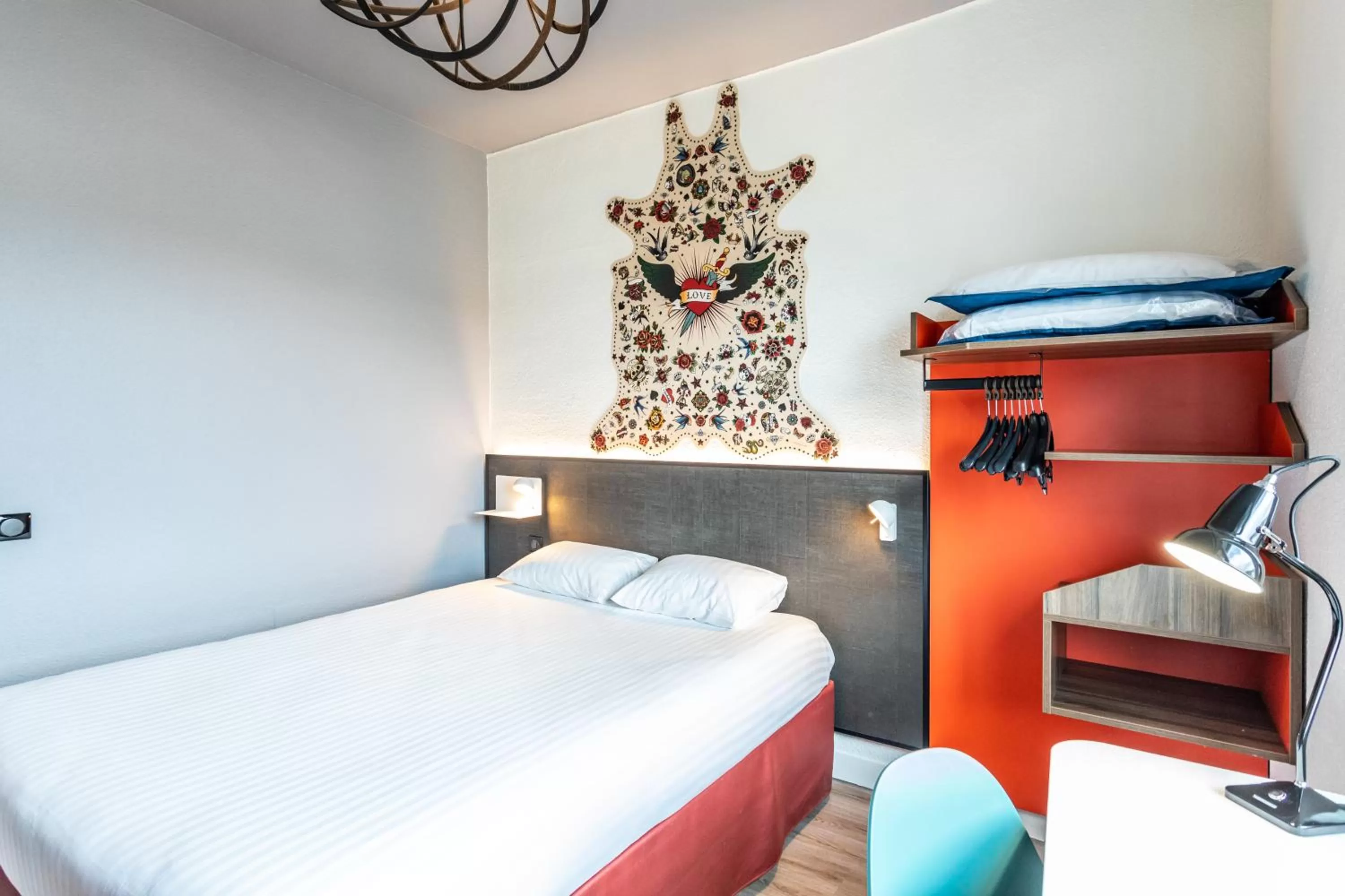 Bed in Hôtel The Originals City Le Berry - proche centre-ville - Gare - parking - recharge véhicule