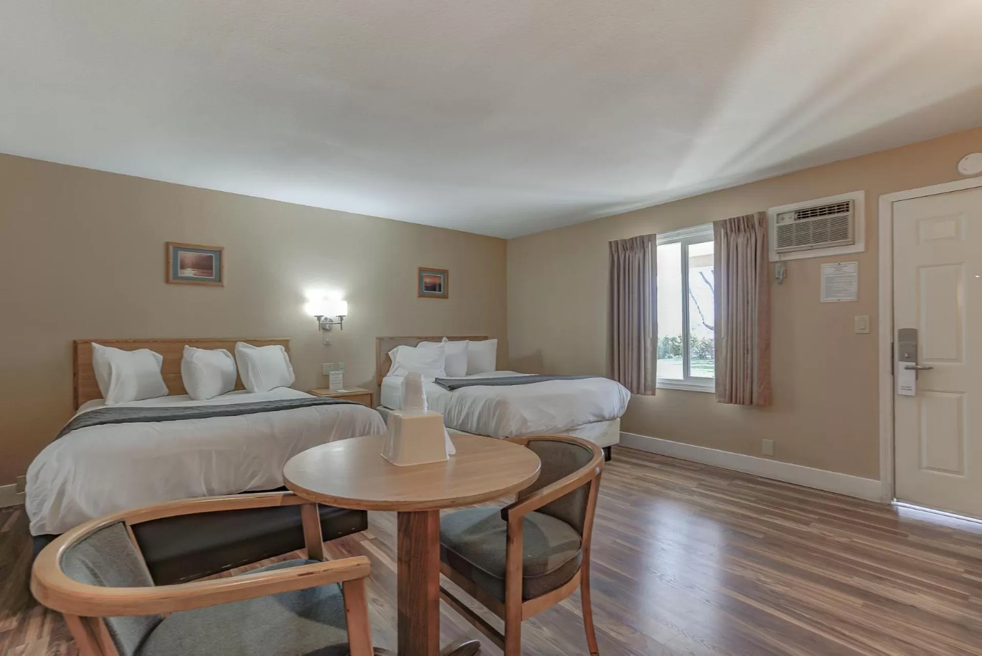 Bedroom, Bed in Shasta Pines Motel & Suites