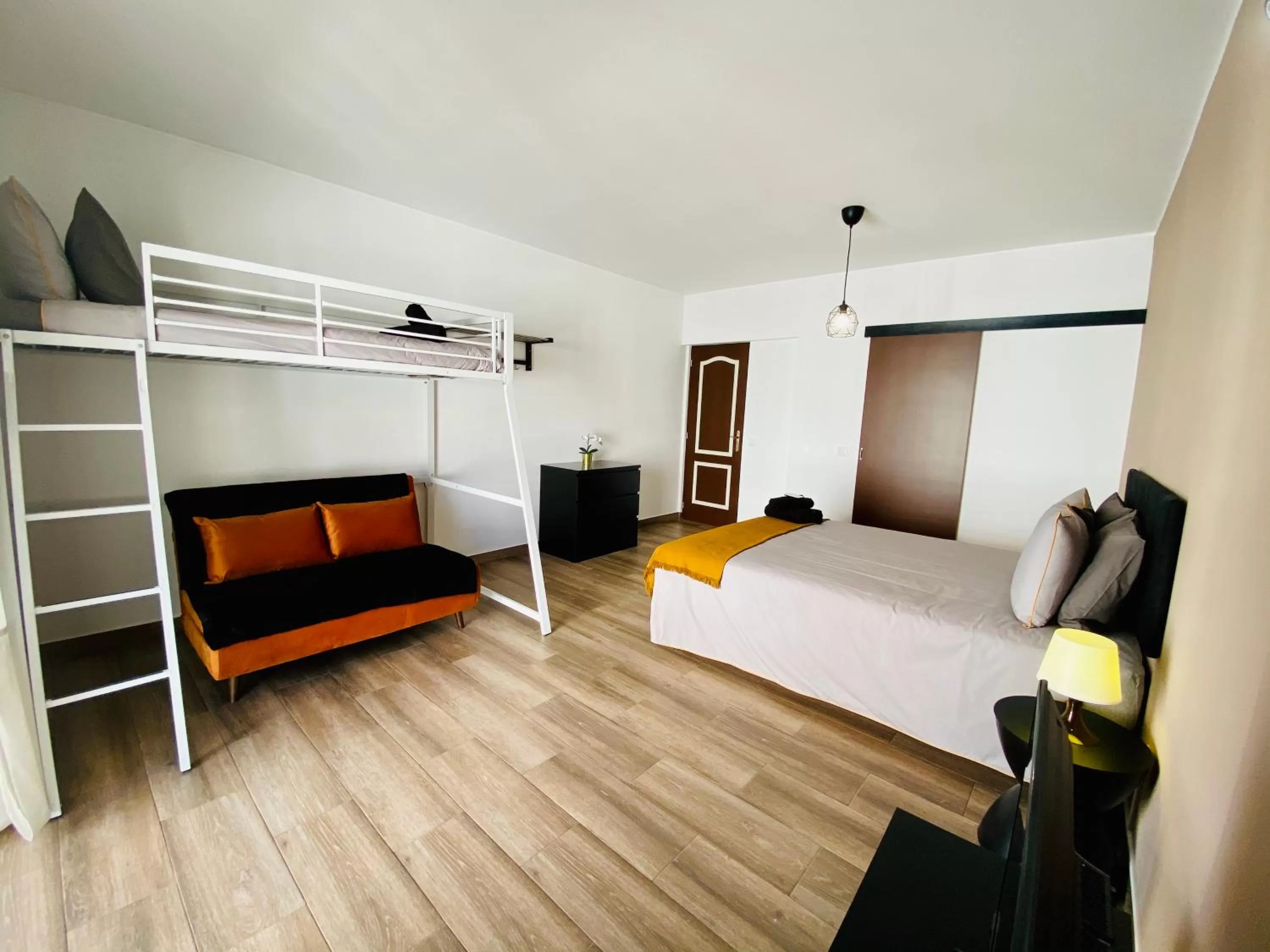 Photo of the whole room, Bed in Stay on Top Old Town