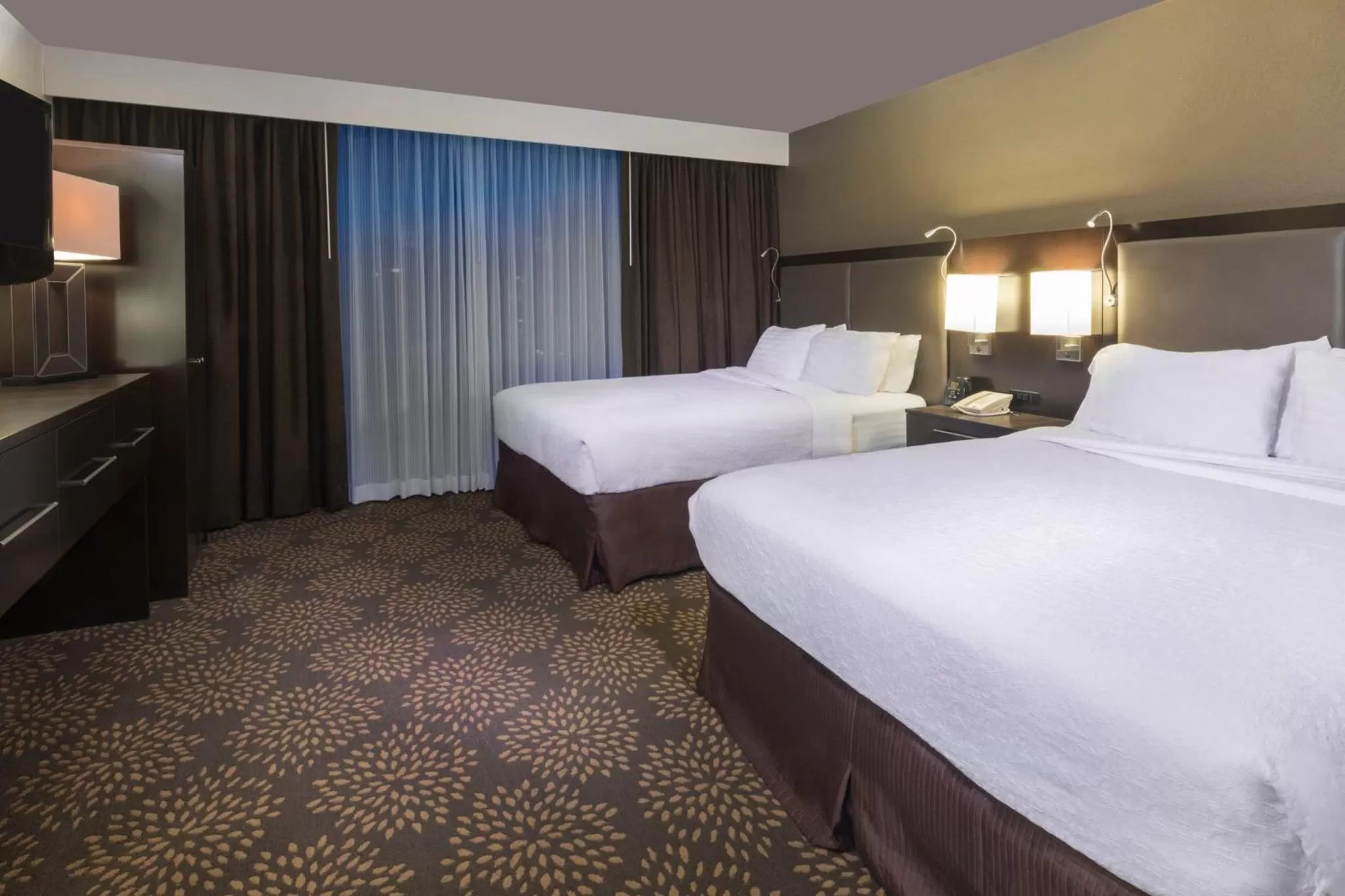 Photo of the whole room, Bed in Holiday Inn and Suites Phoenix Airport North by IHG