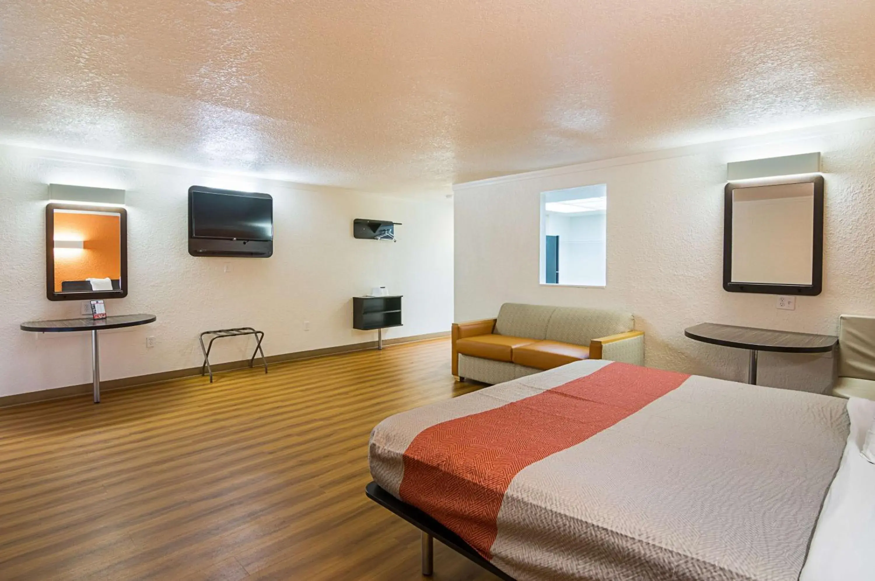 Deluxe King Suite - Non-Smoking in Motel 6-Tampa, FL - Fairgrounds Deluxe King Suite - Non-Smoking in Motel 6-Tampa, FL - Fairgrounds