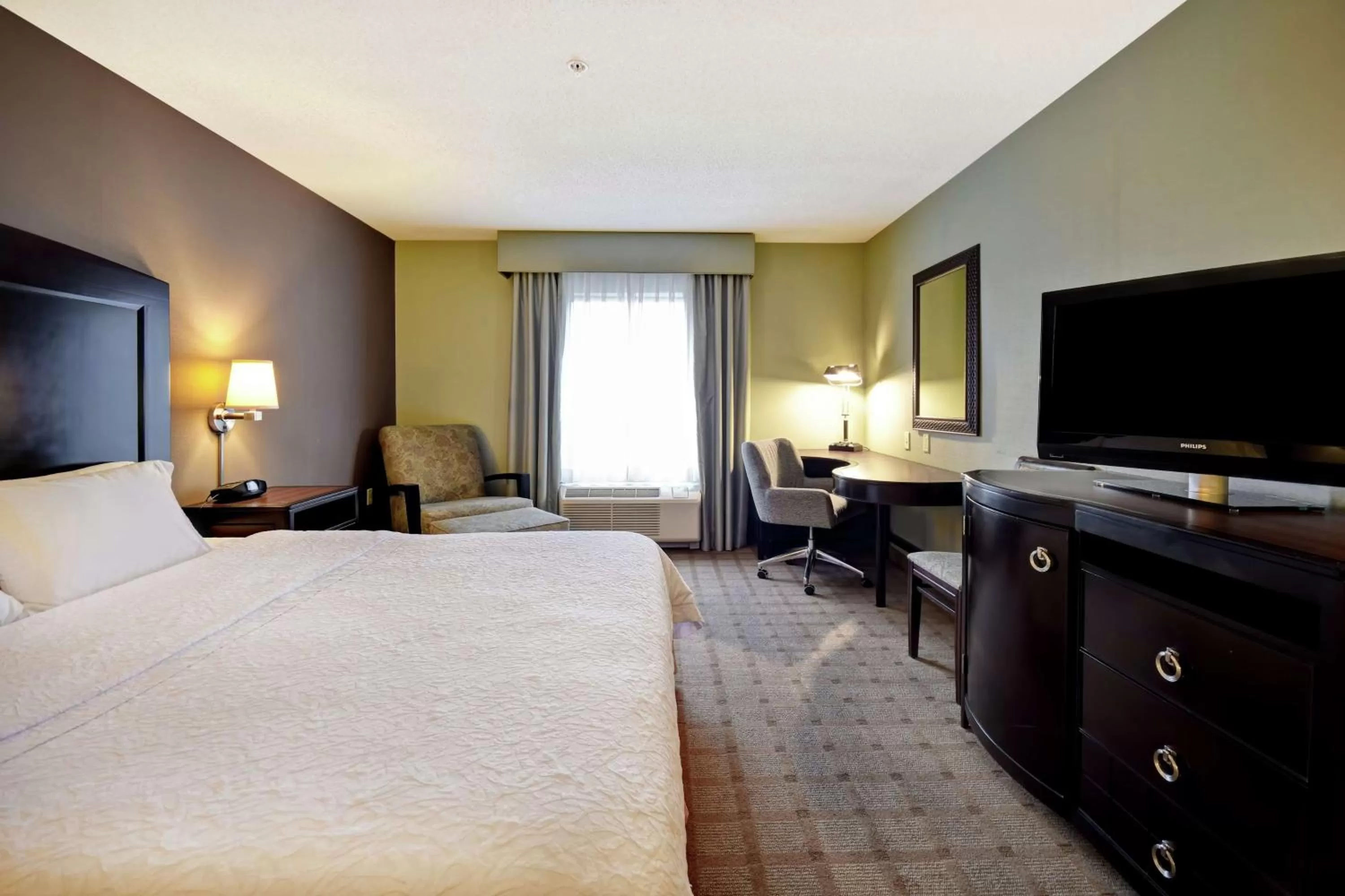 Bedroom, Bed in Hampton Inn & Suites Detroit-Canton