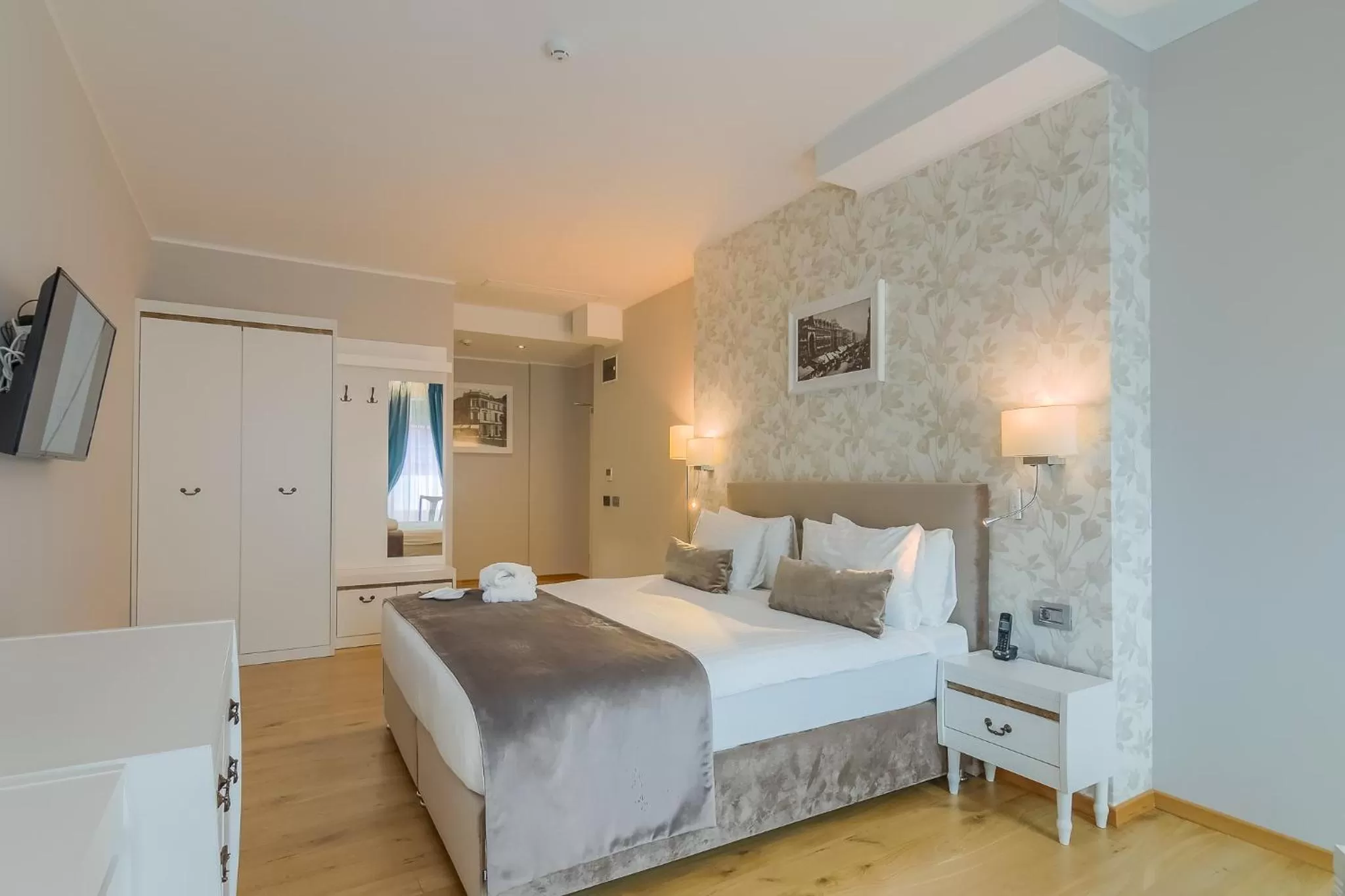 Bed in New Era Hotel Old Town Party Zone Bucharest- parking with fee nearby - NOT at the hotel !