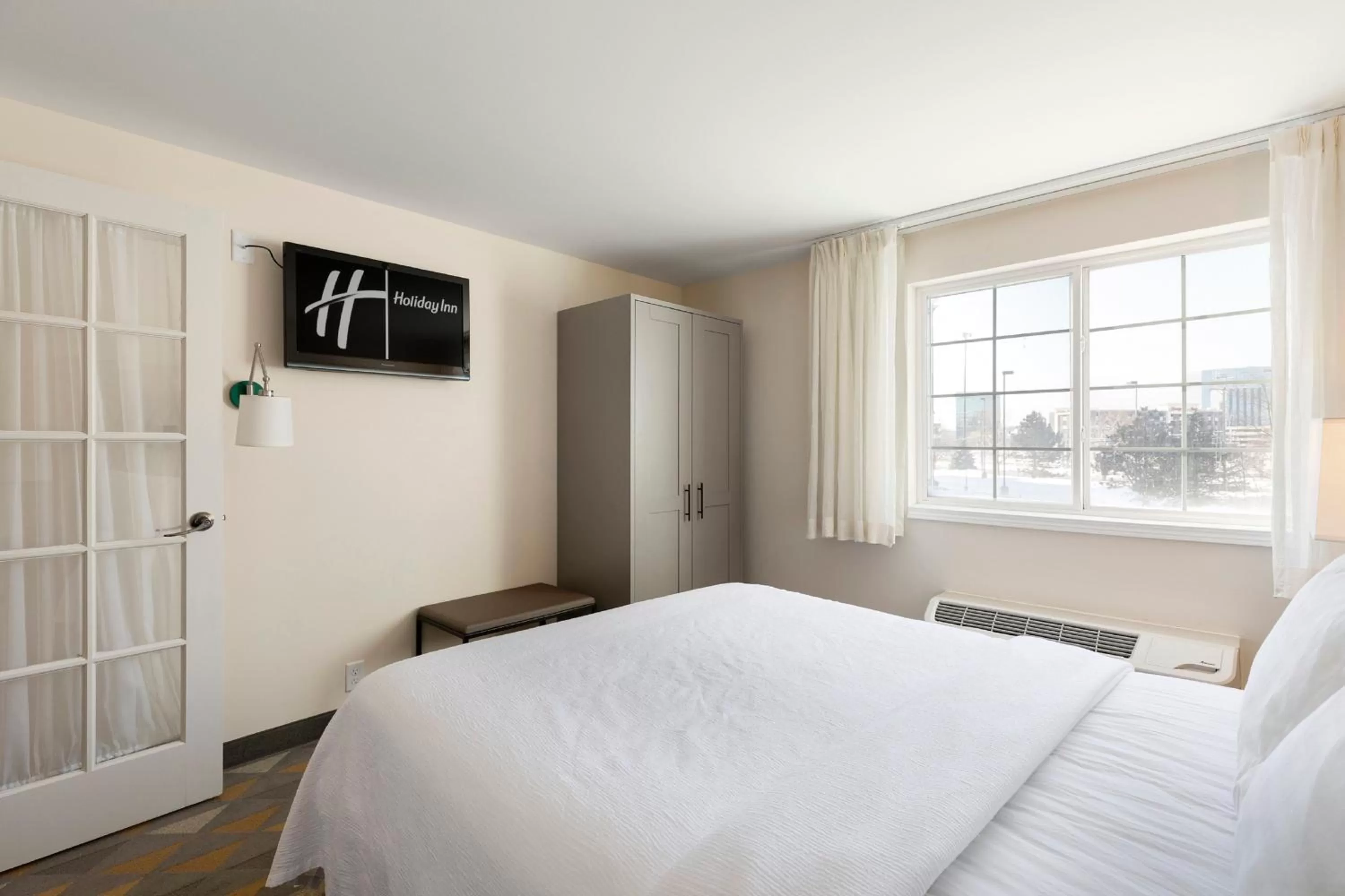 Photo of the whole room, Bed in Holiday Inn - Bloomington W MSP Airport Area by IHG