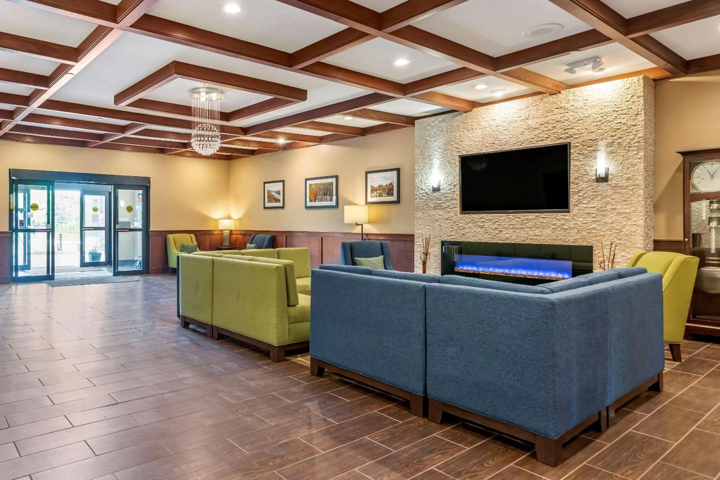Lobby or reception in Comfort Suites Grand Rapids North