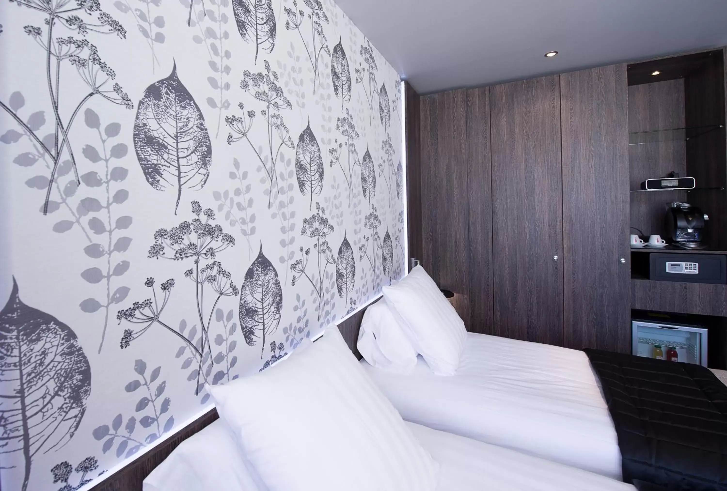 Superior Twin Room with City View in Best Western Premier Le Patio des Artistes Wellness Jacuzzi Superior Twin Room with City View in Best Western Premier Le Patio des Artistes Wellness Jacuzzi