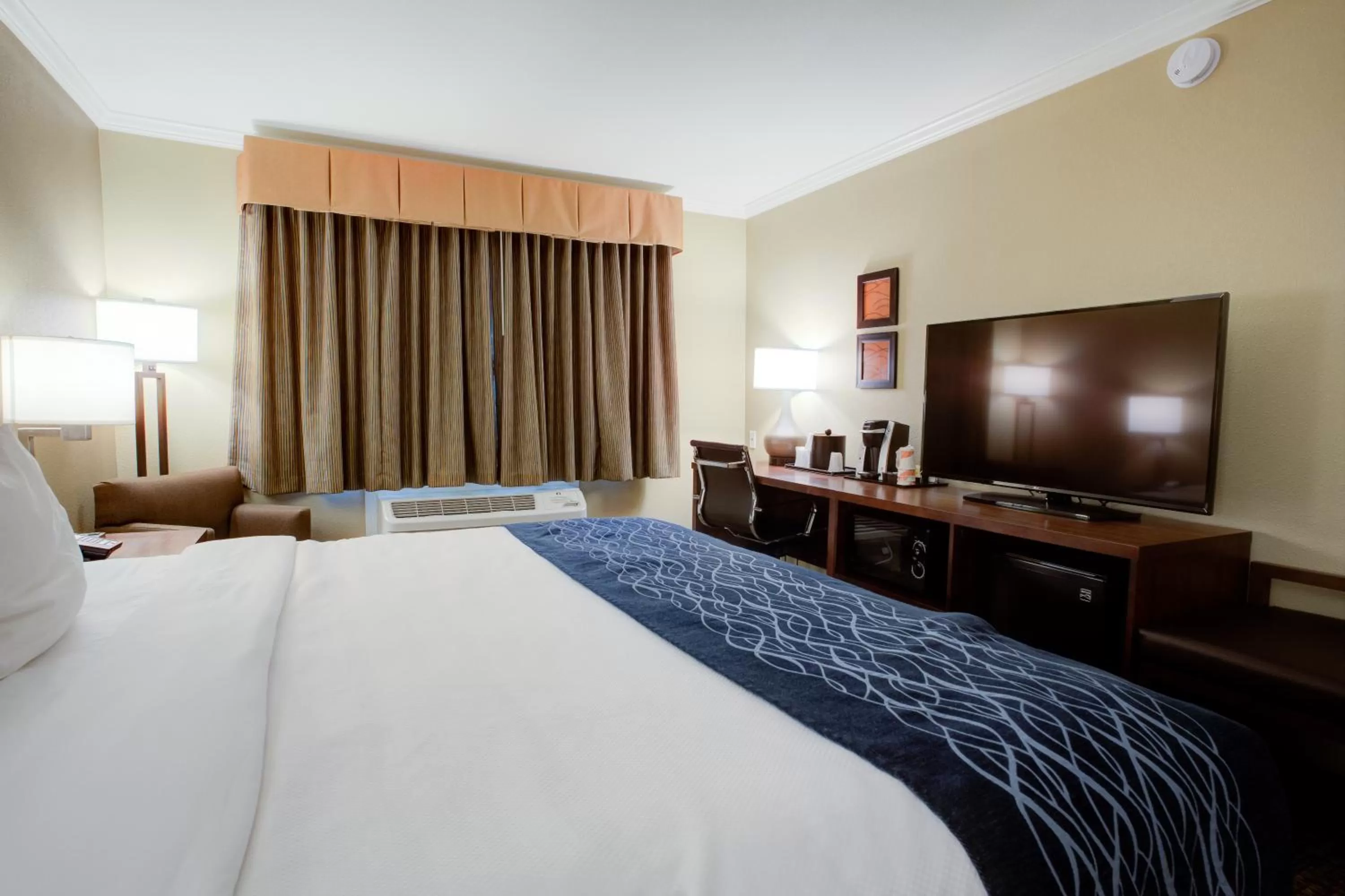 Photo of the whole room, Bed in Comfort Inn Sunnyvale - Silicon Valley