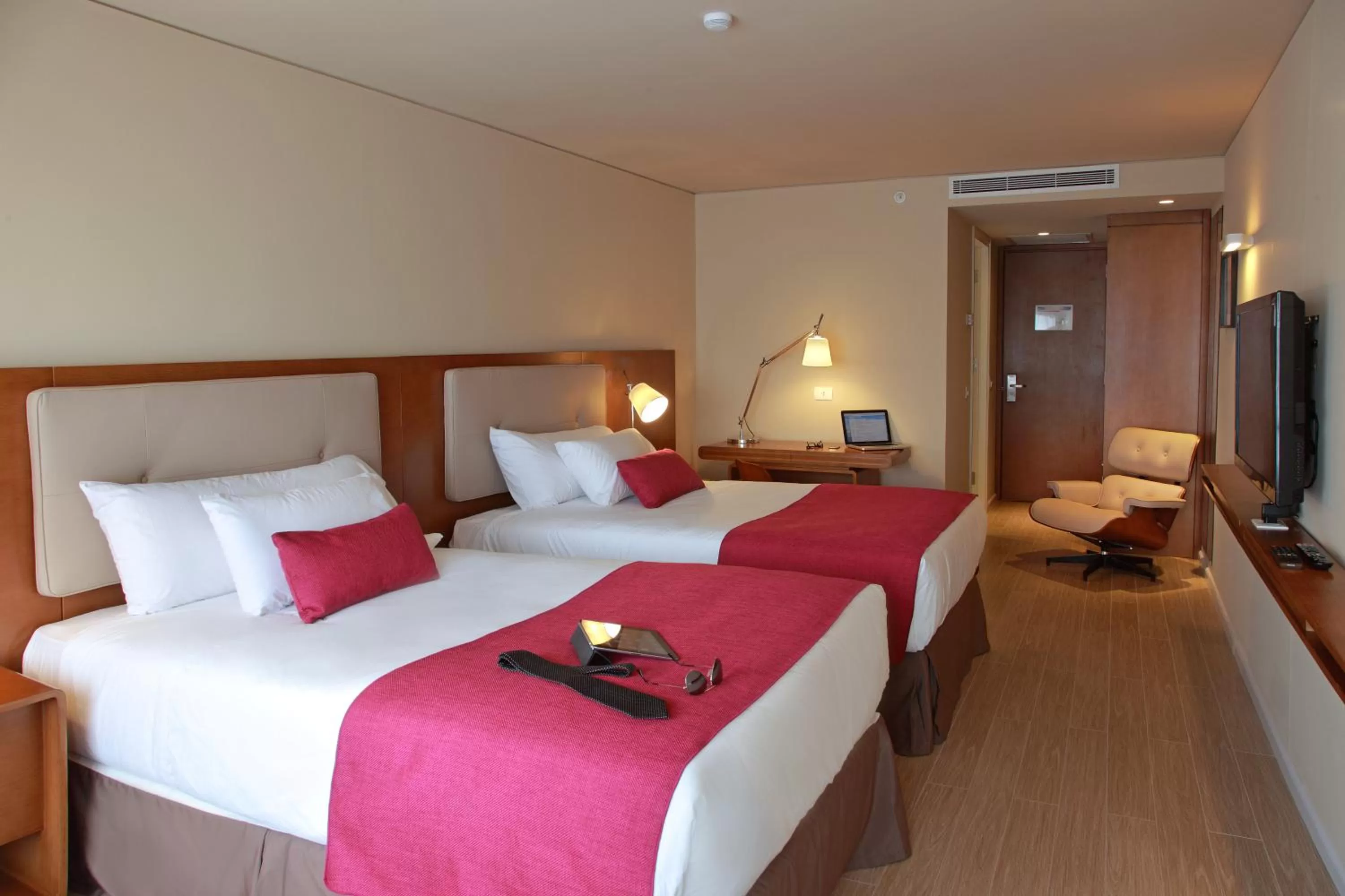 Photo of the whole room, Bed in Dazzler by Wyndham Montevideo