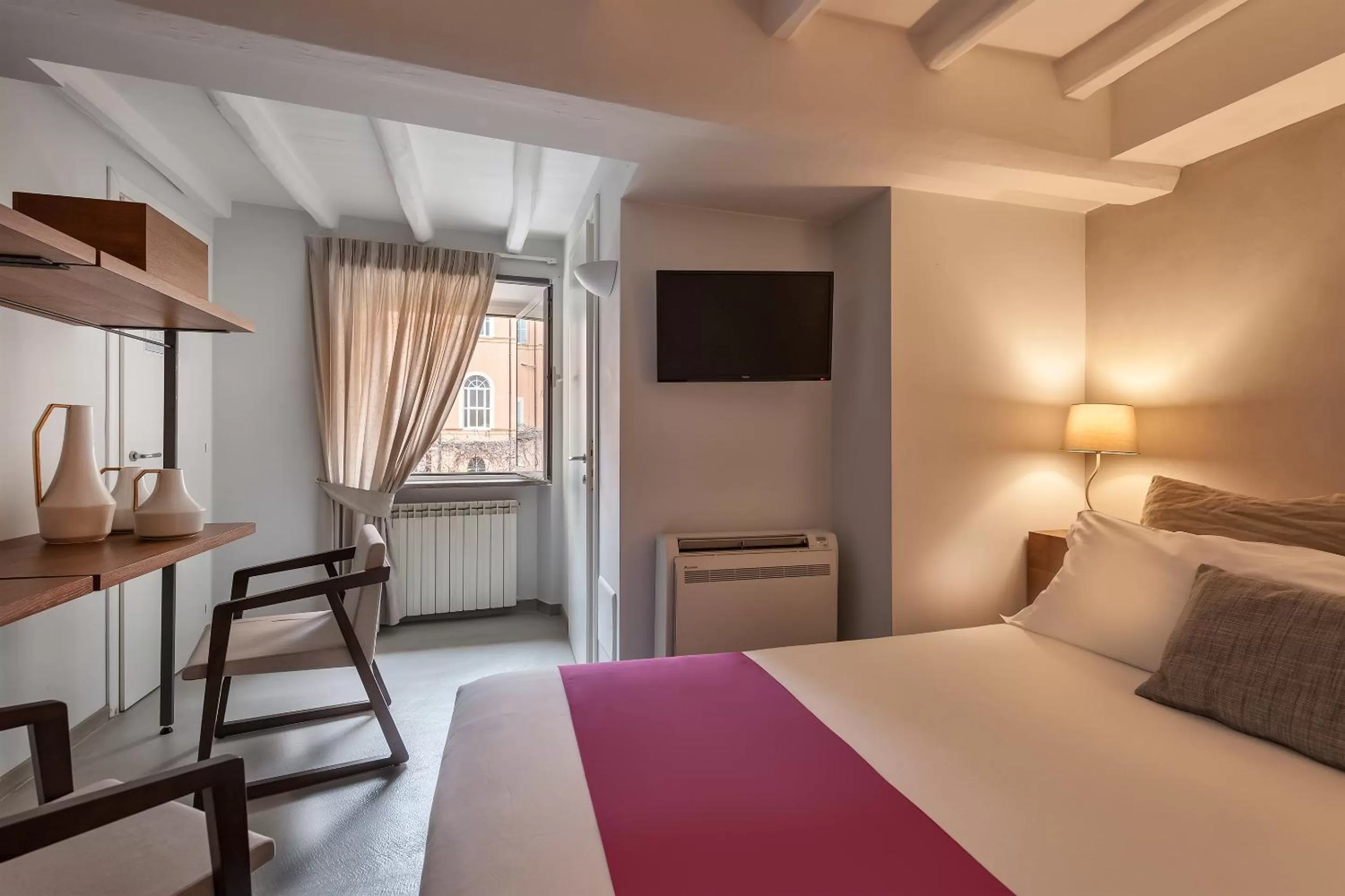 Photo of the whole room, Bed in The Spanish Suite Piazza di Spagna