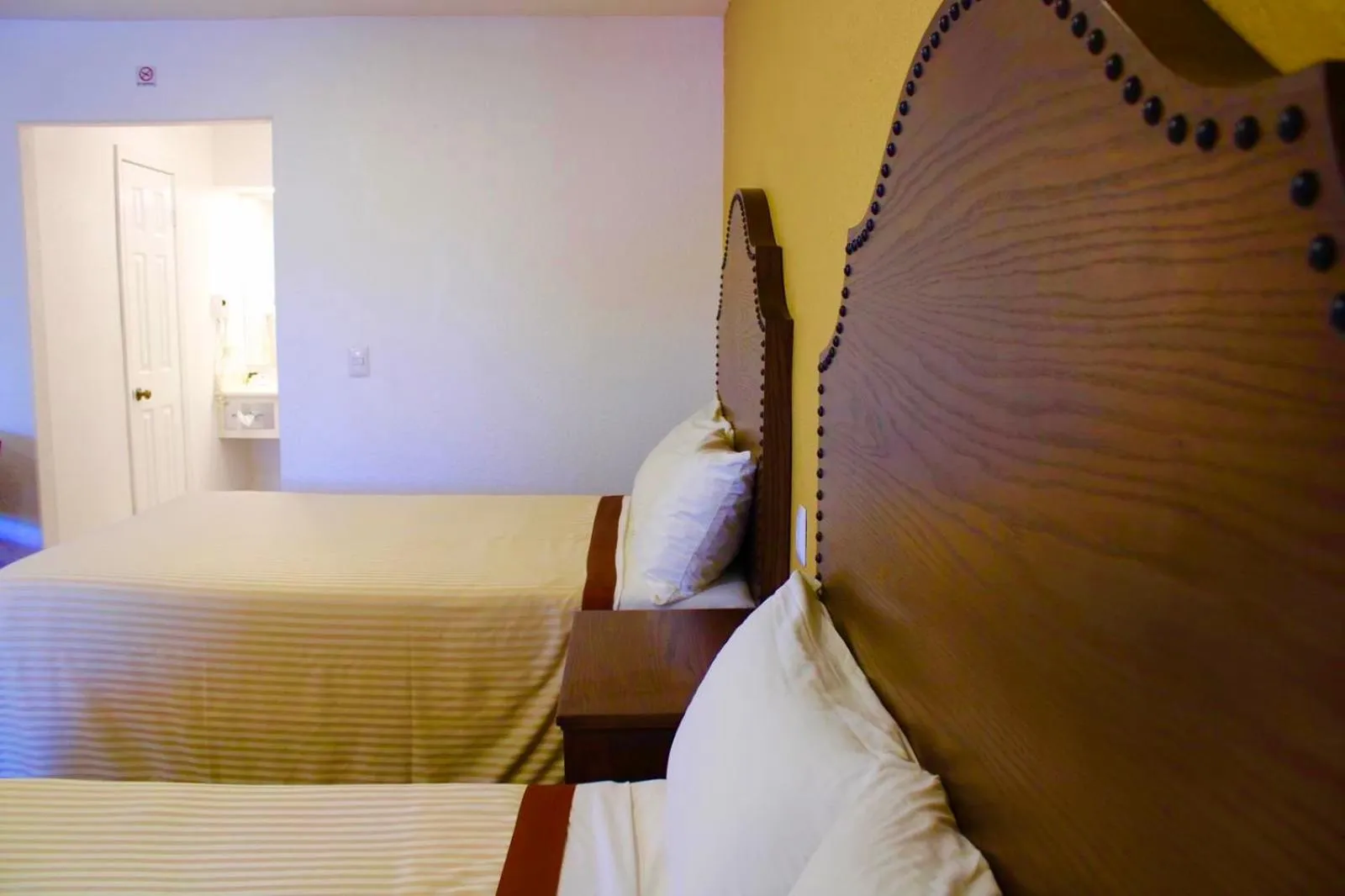 Photo of the whole room, Bed in Estancia Inn