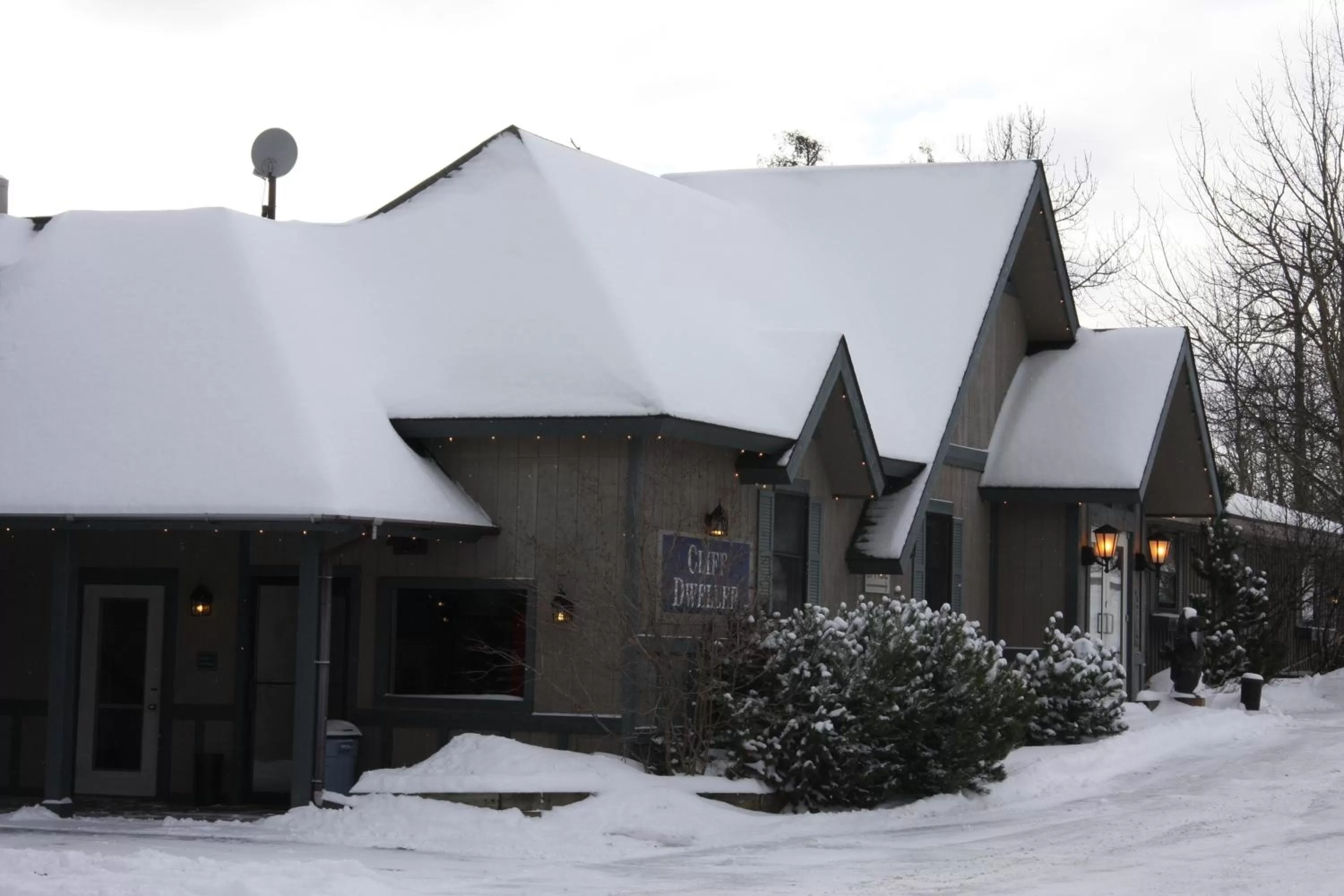 Facade/entrance, Winter in Cliff Dweller on Lake Superior