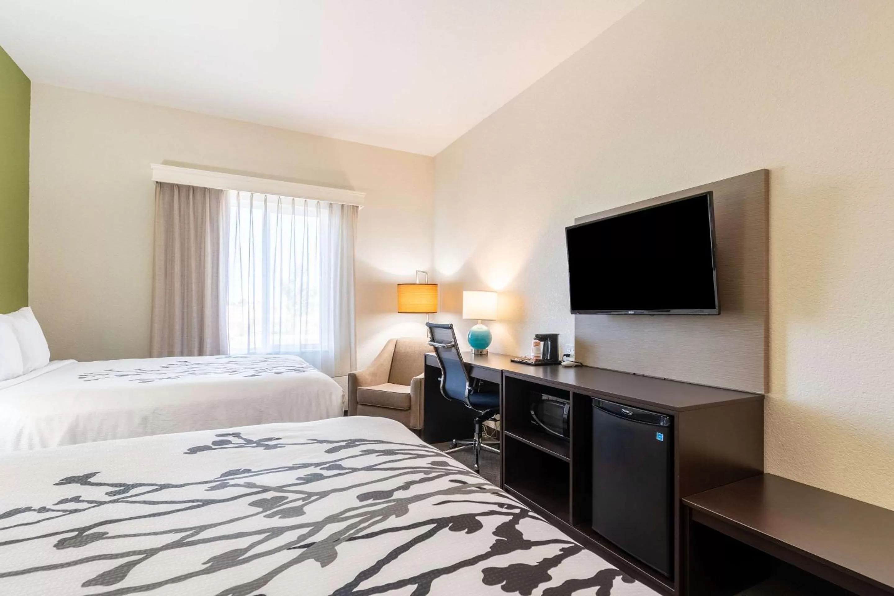 Photo of the whole room, Bed in Sleep Inn Boardman