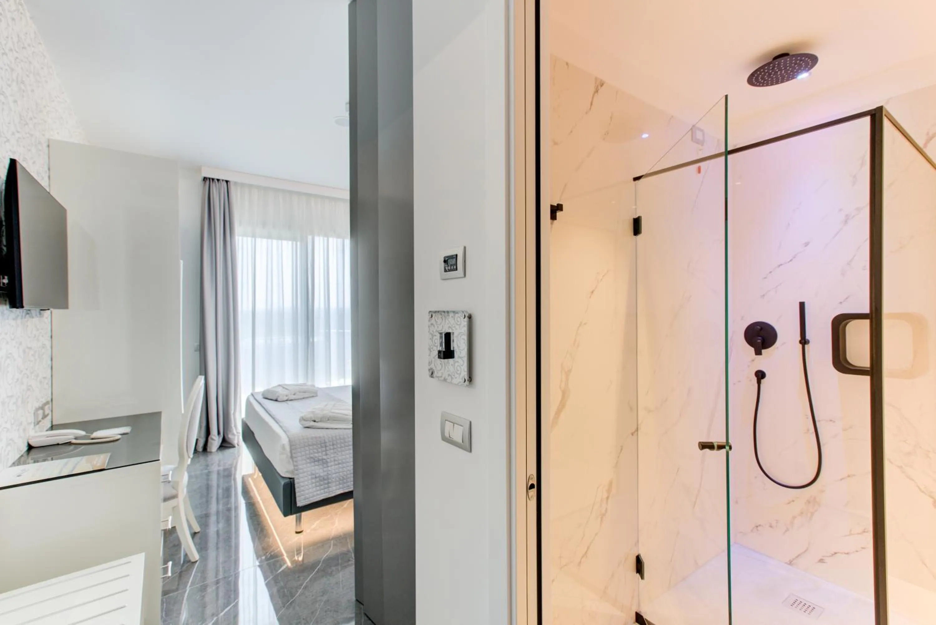 Shower, Bed in Hotel Due Mari & SPA