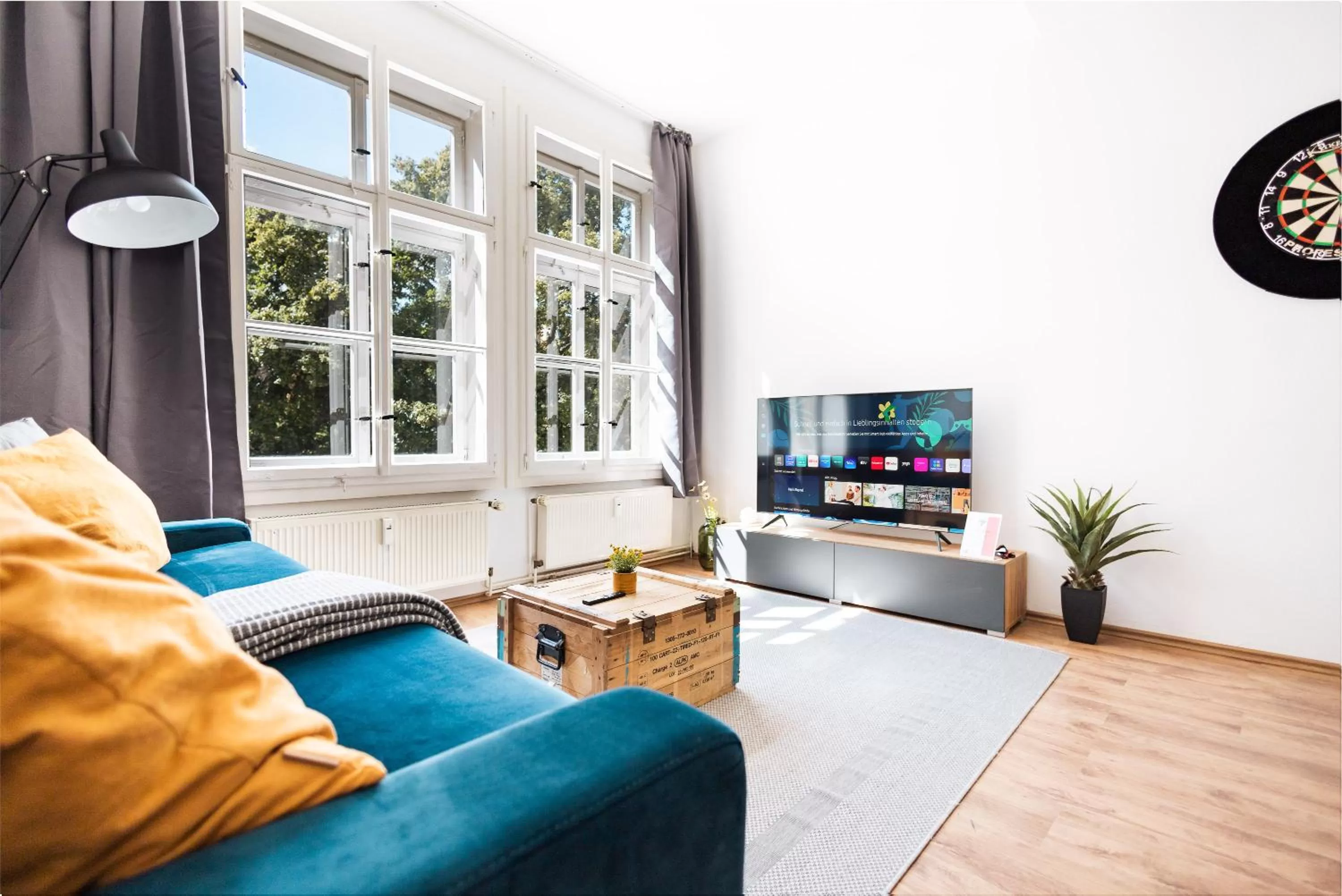 TV and multimedia, Seating Area in Ko-Living Space an der Oper - Street Art Design Apartments