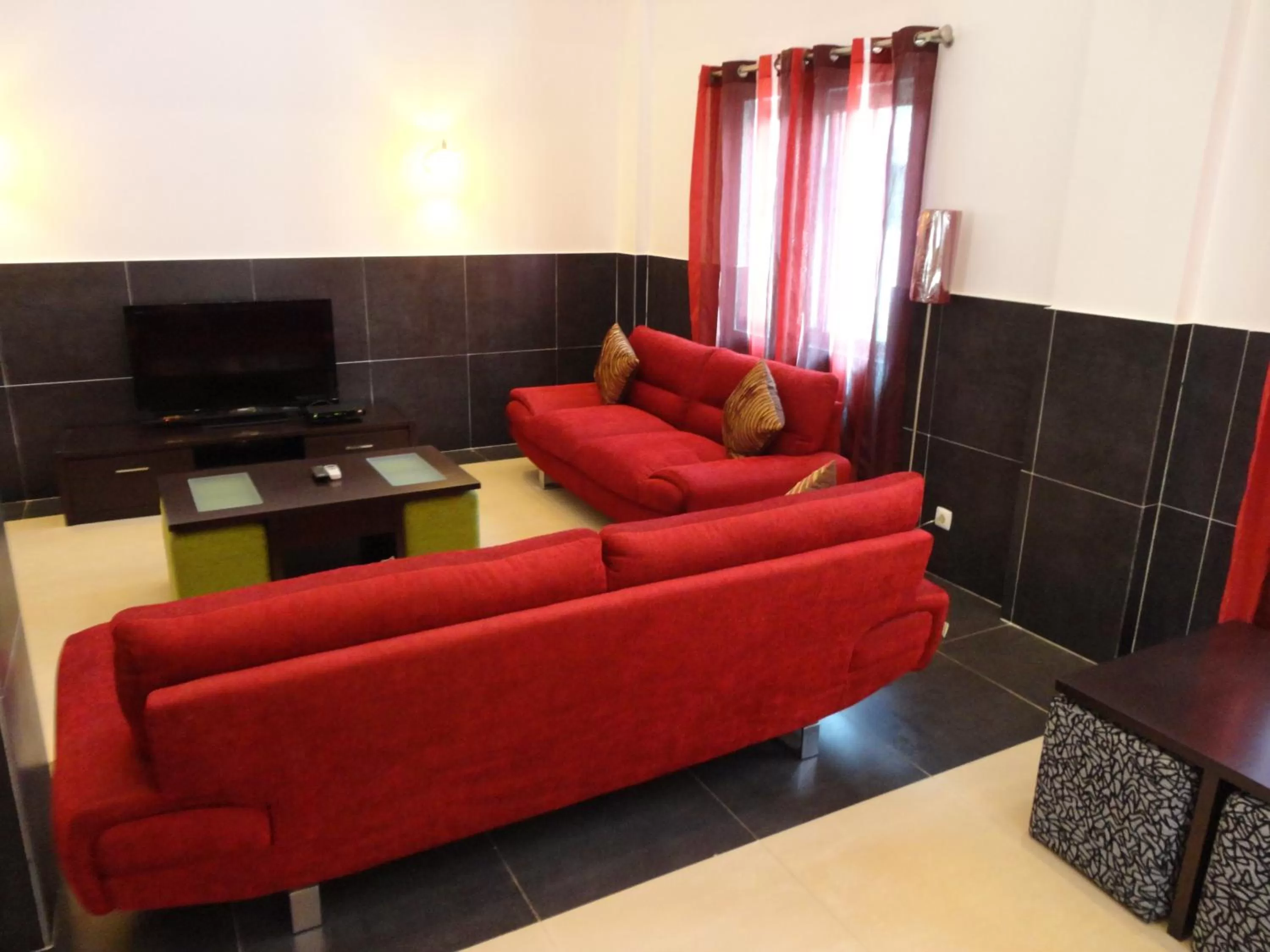 Communal lounge/ TV room in Inn Luanda