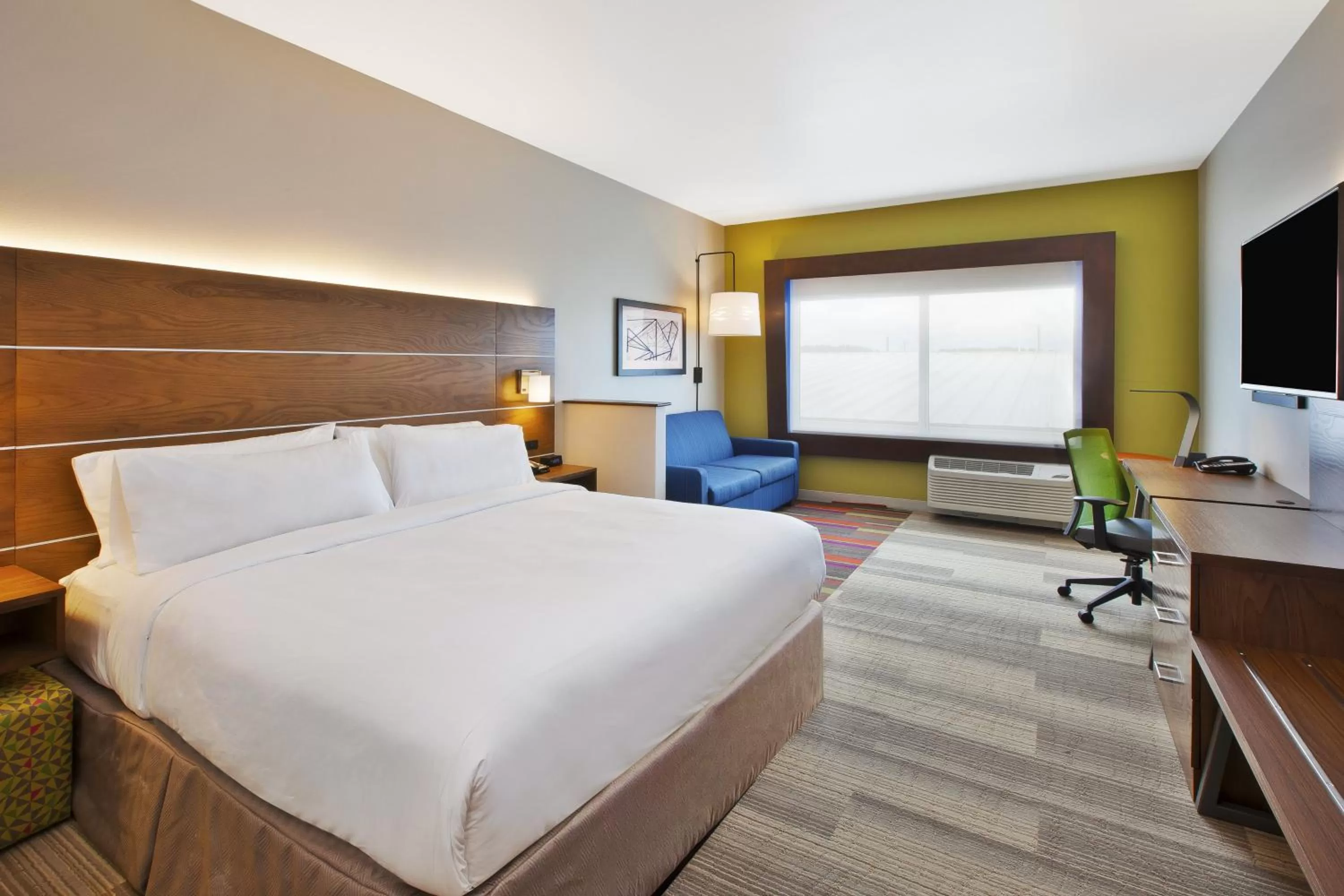 Photo of the whole room, Bed in Holiday Inn Express and Suites South Hill by IHG