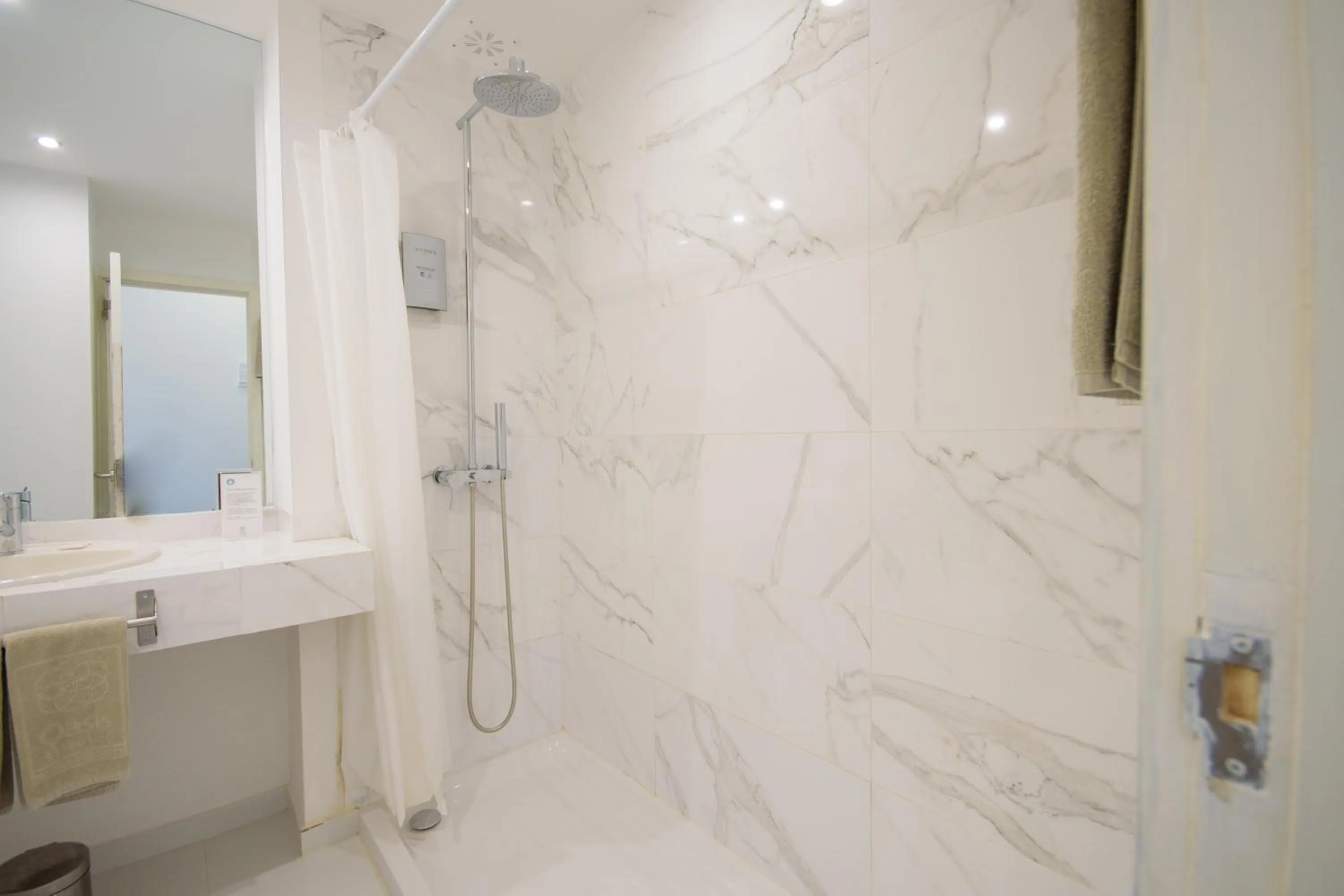 Shower in Oasis Porto Grande