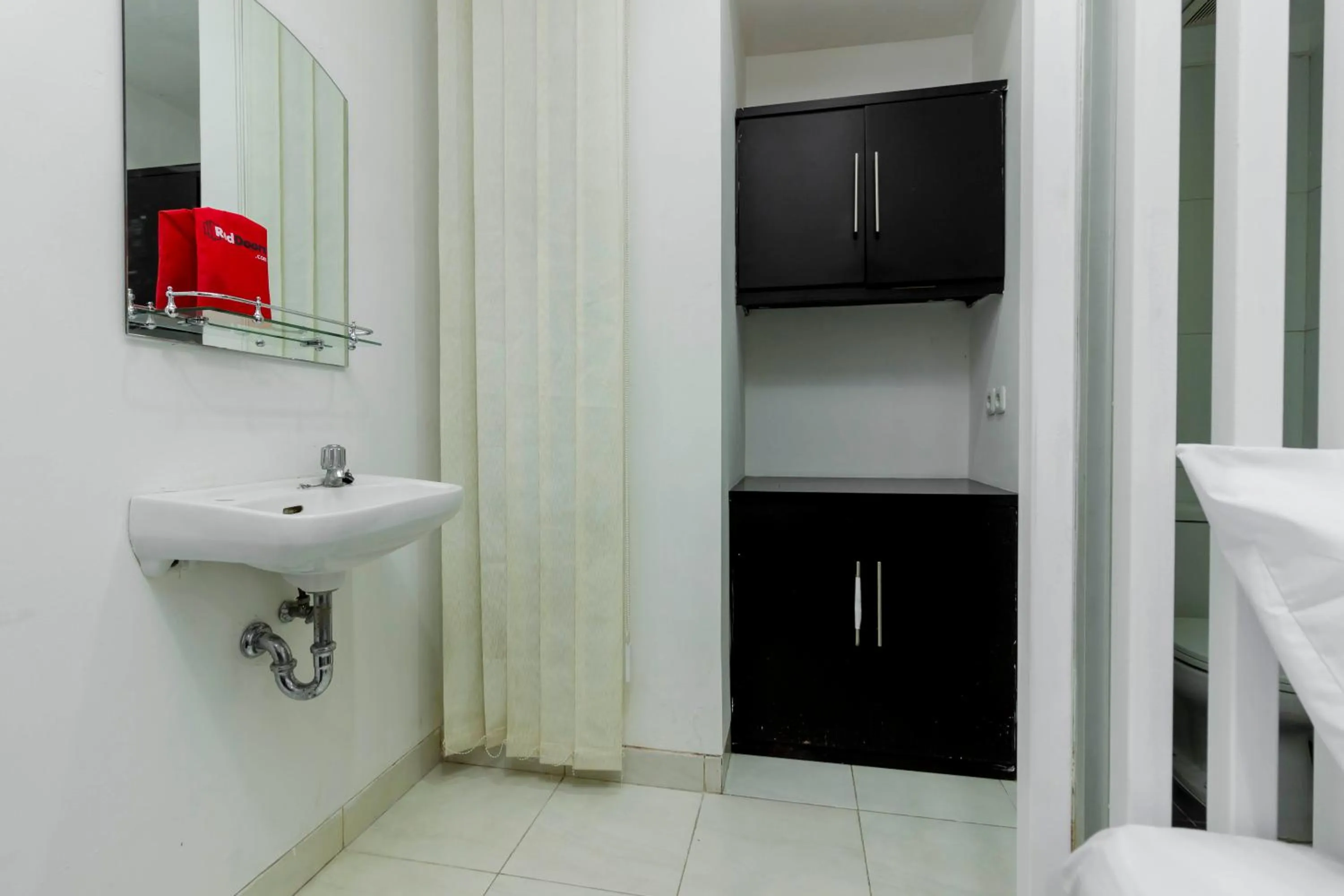 RedDoorz Plus @ Pasar Baru