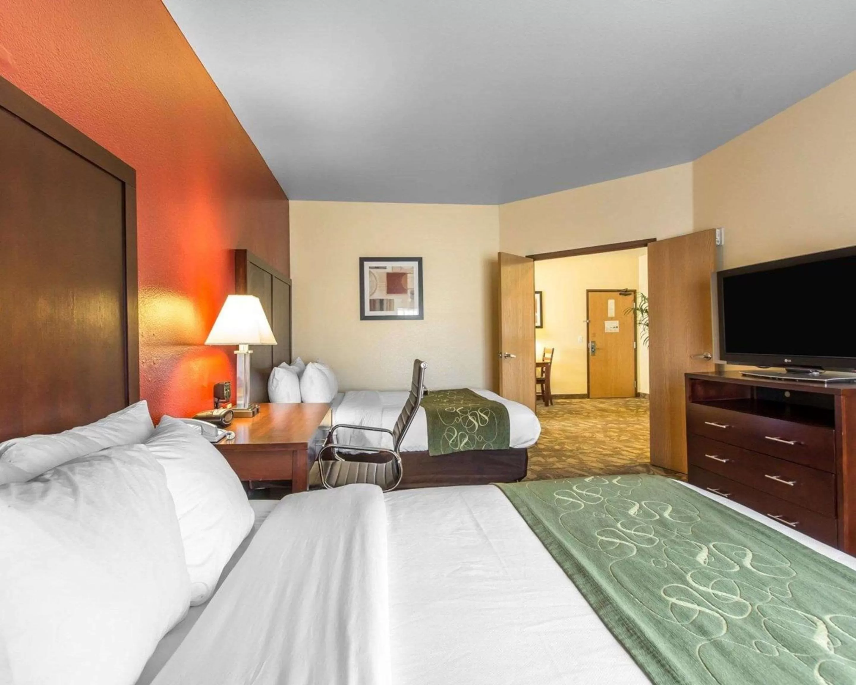 Bed in Comfort Suites Palm Desert I-10