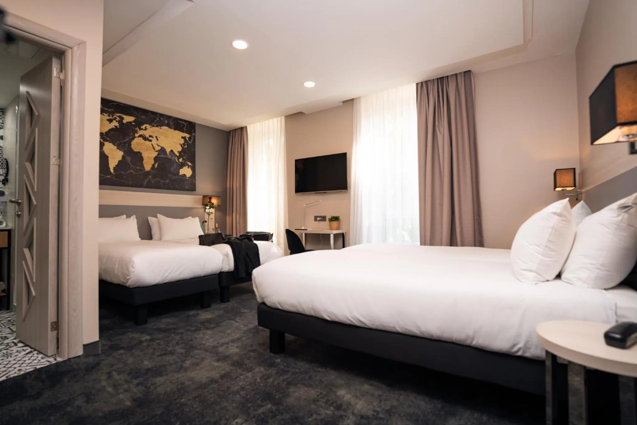 Bed in Hôtel Univers